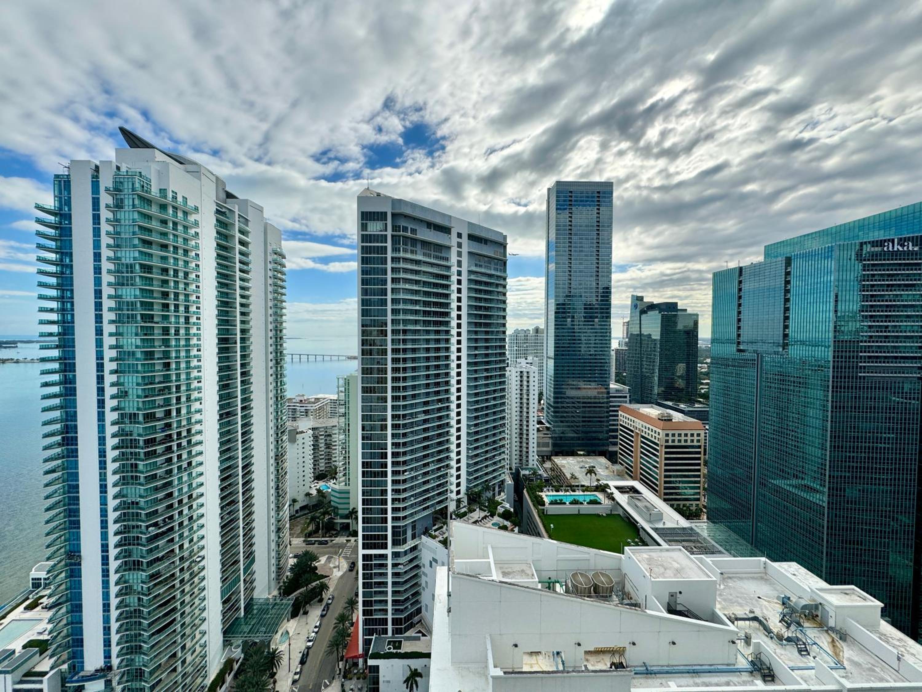 Brickell Apt with Bay Views, Pool, Free Parking