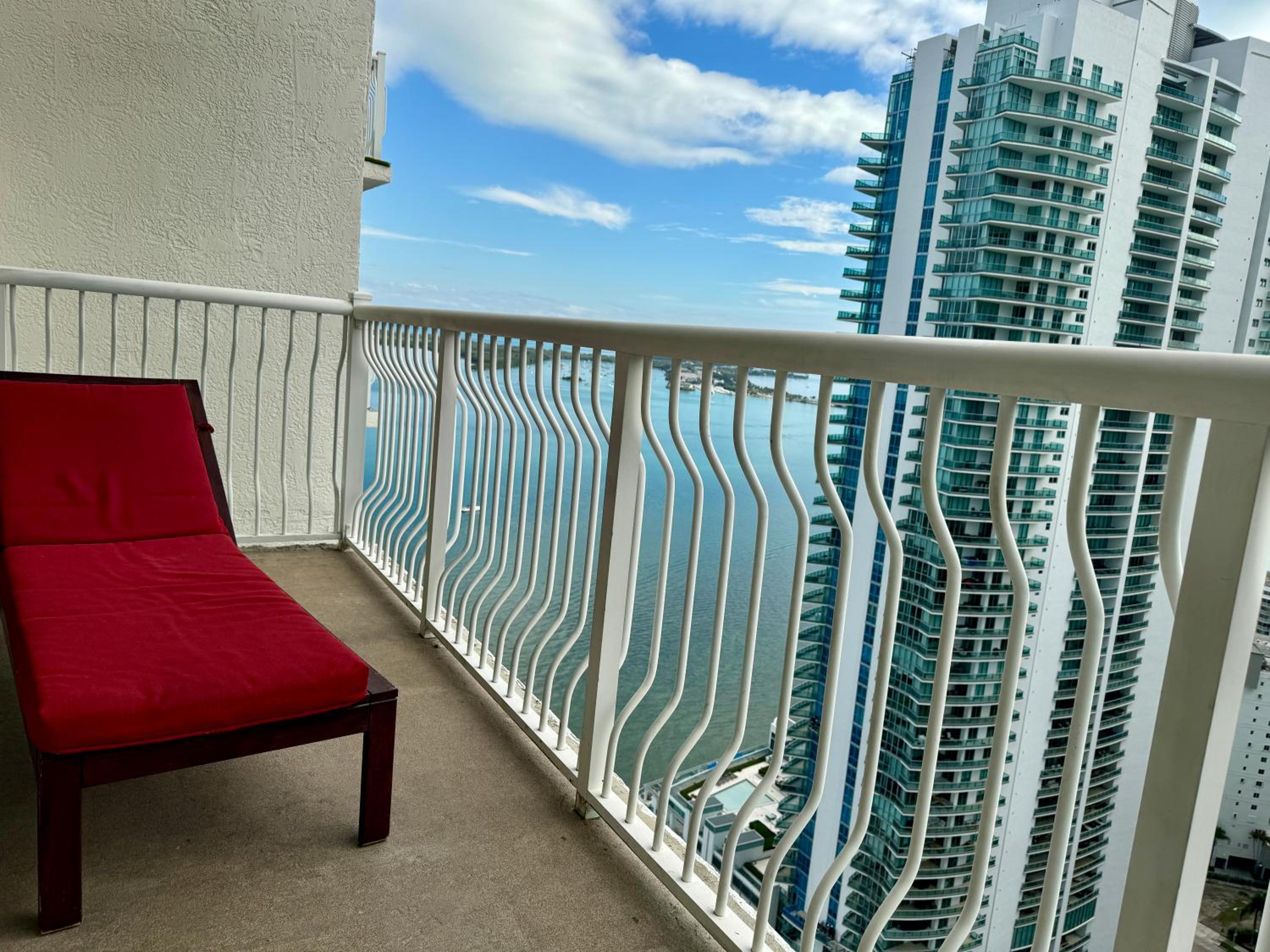 Brickell Apt with Bay Views, Pool, Free Parking