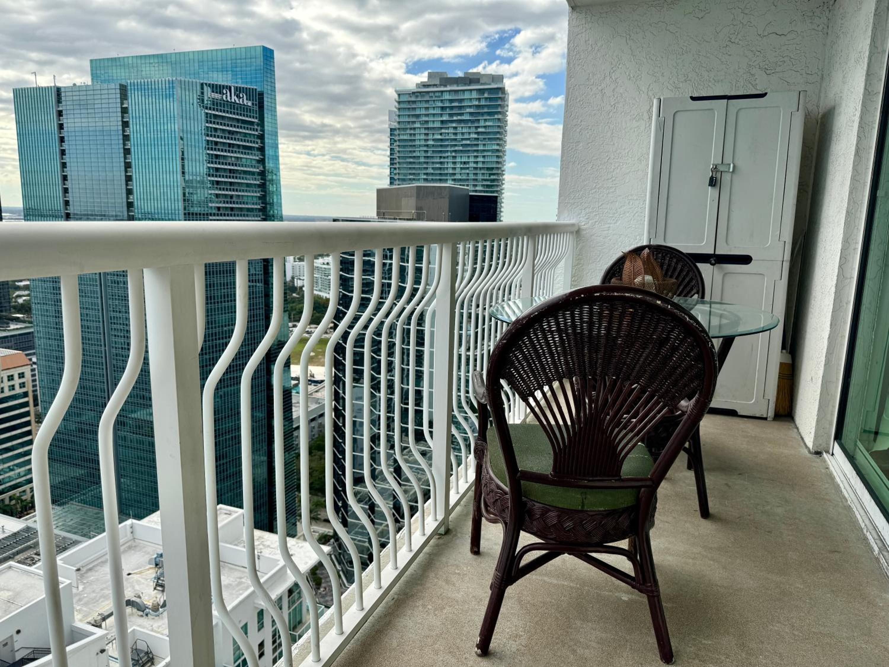 Brickell Apt with Bay Views, Pool, Free Parking