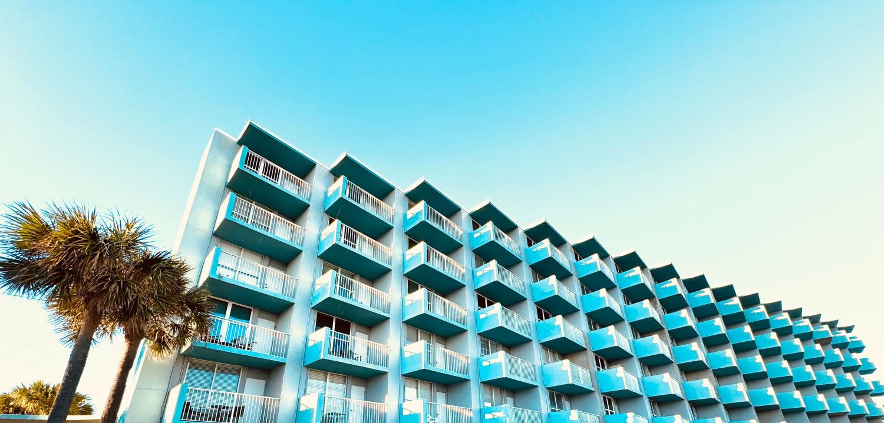 Hotel NEW Beachfront Studio - Private Balcony with Ocean View - Pool - Hot Tub - Tiki Bar - Sauna