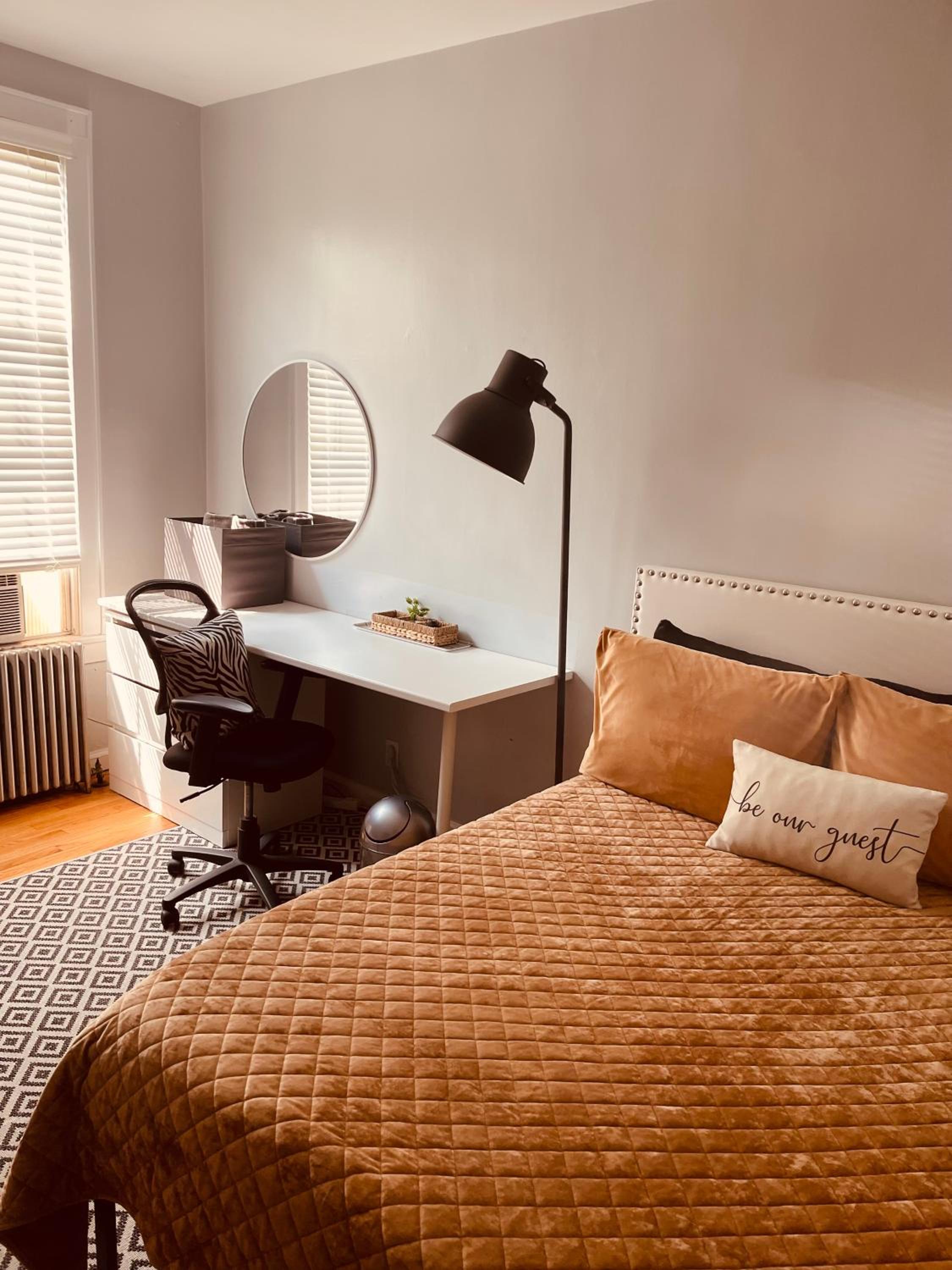 Private Rooms in TownHouse w Shared Baths Qn Bed 1-3ppl view 2