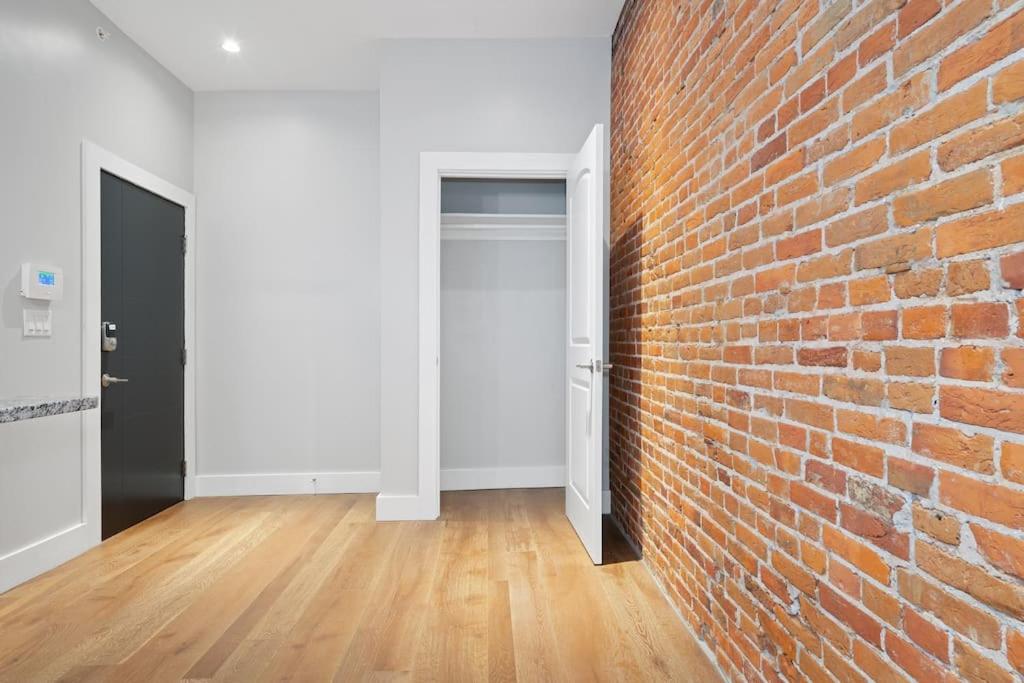 Lofts at Walnut: 1BR Fast Wi-Fi