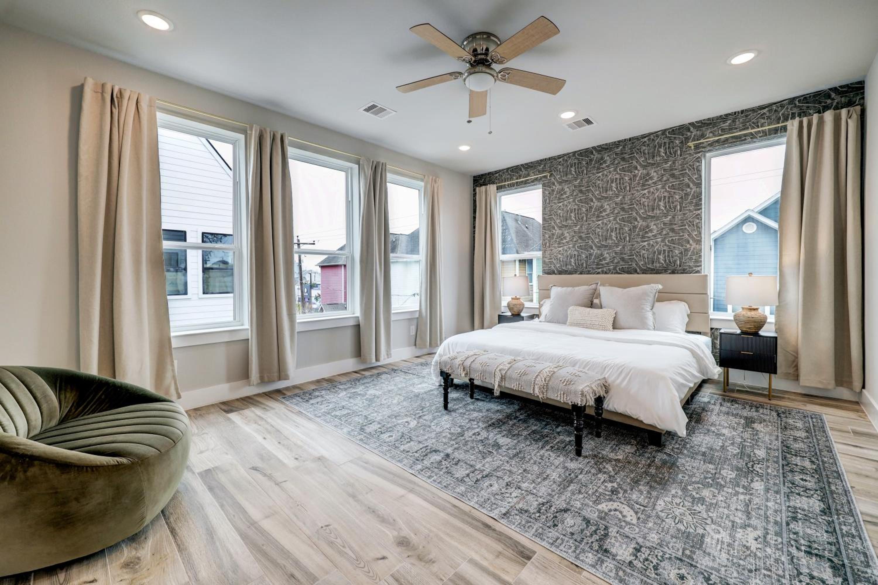 Heights Luxury Home Stunning 4BR