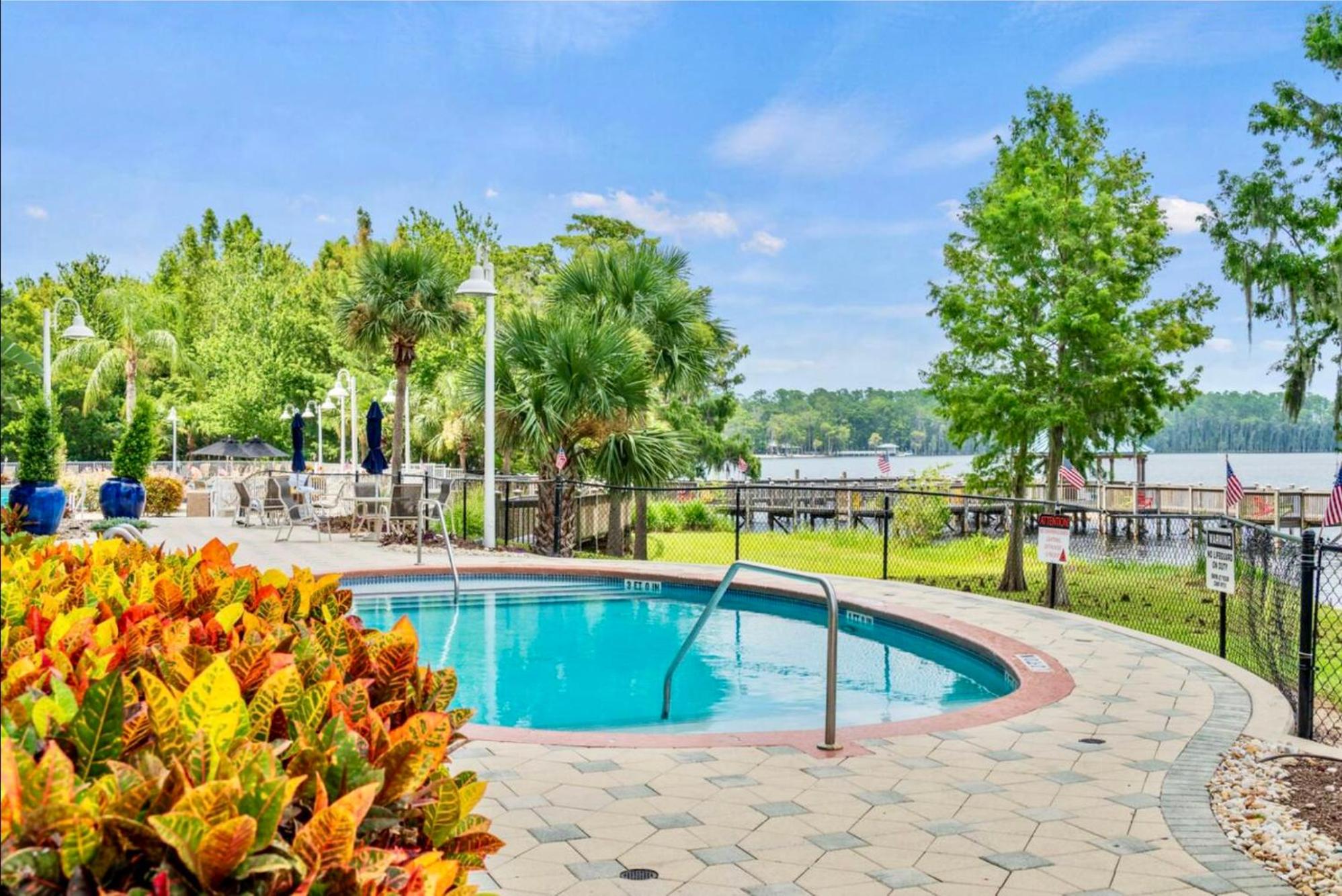 Balcony King Suite - Lake & Pool view