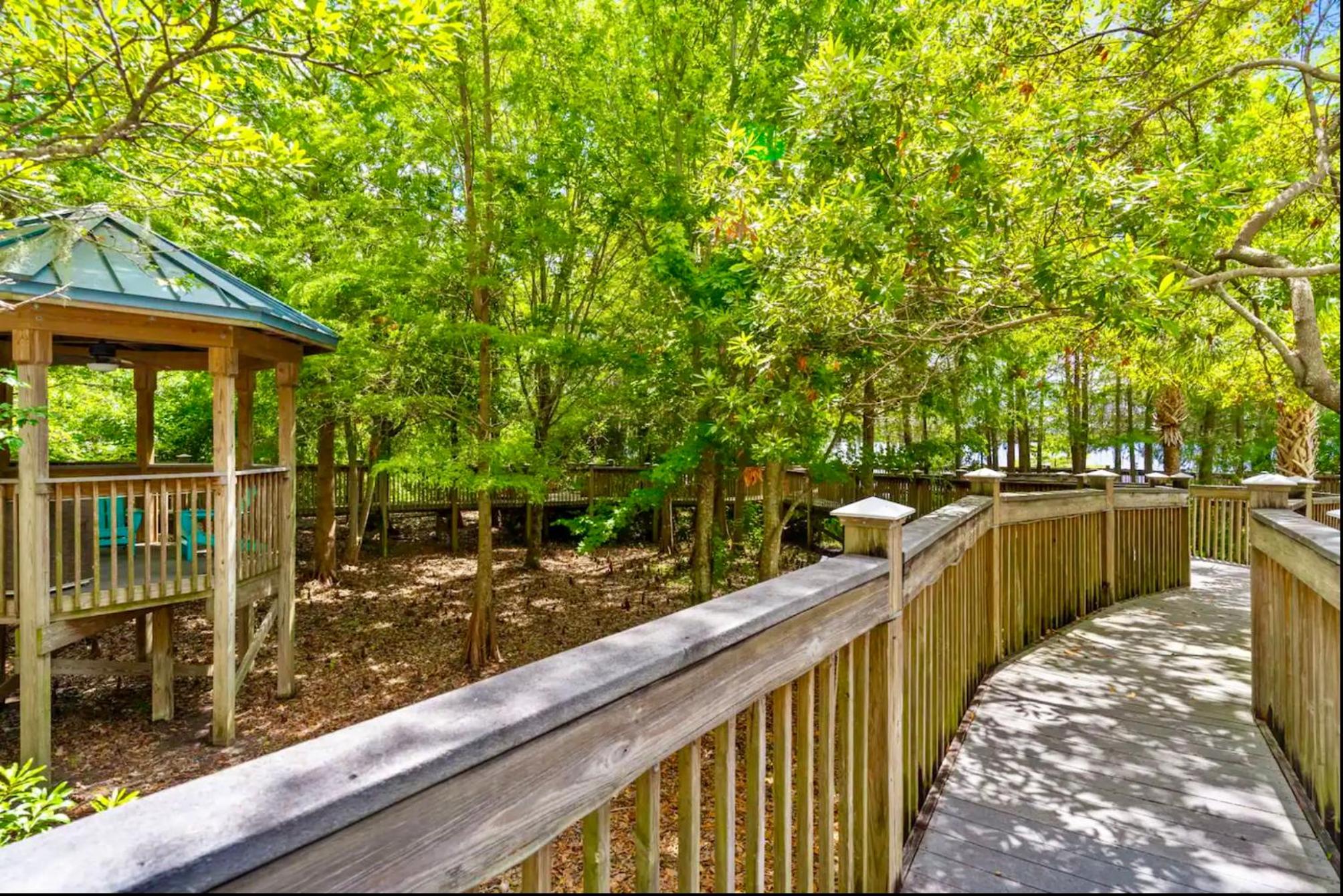 Balcony King Suite - Lake & Pool view
