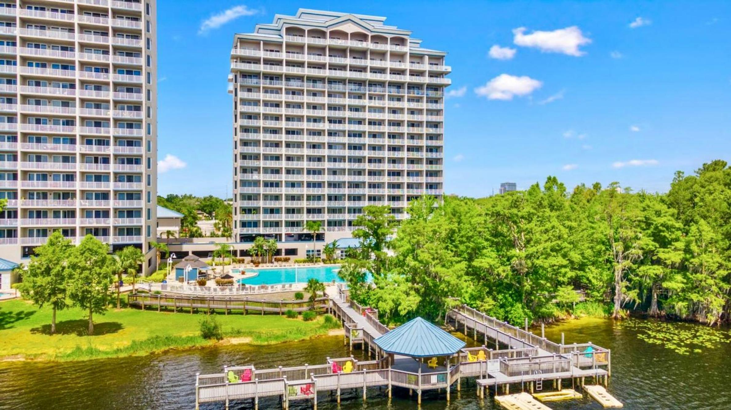 Balcony King Suite - Lake & Pool view