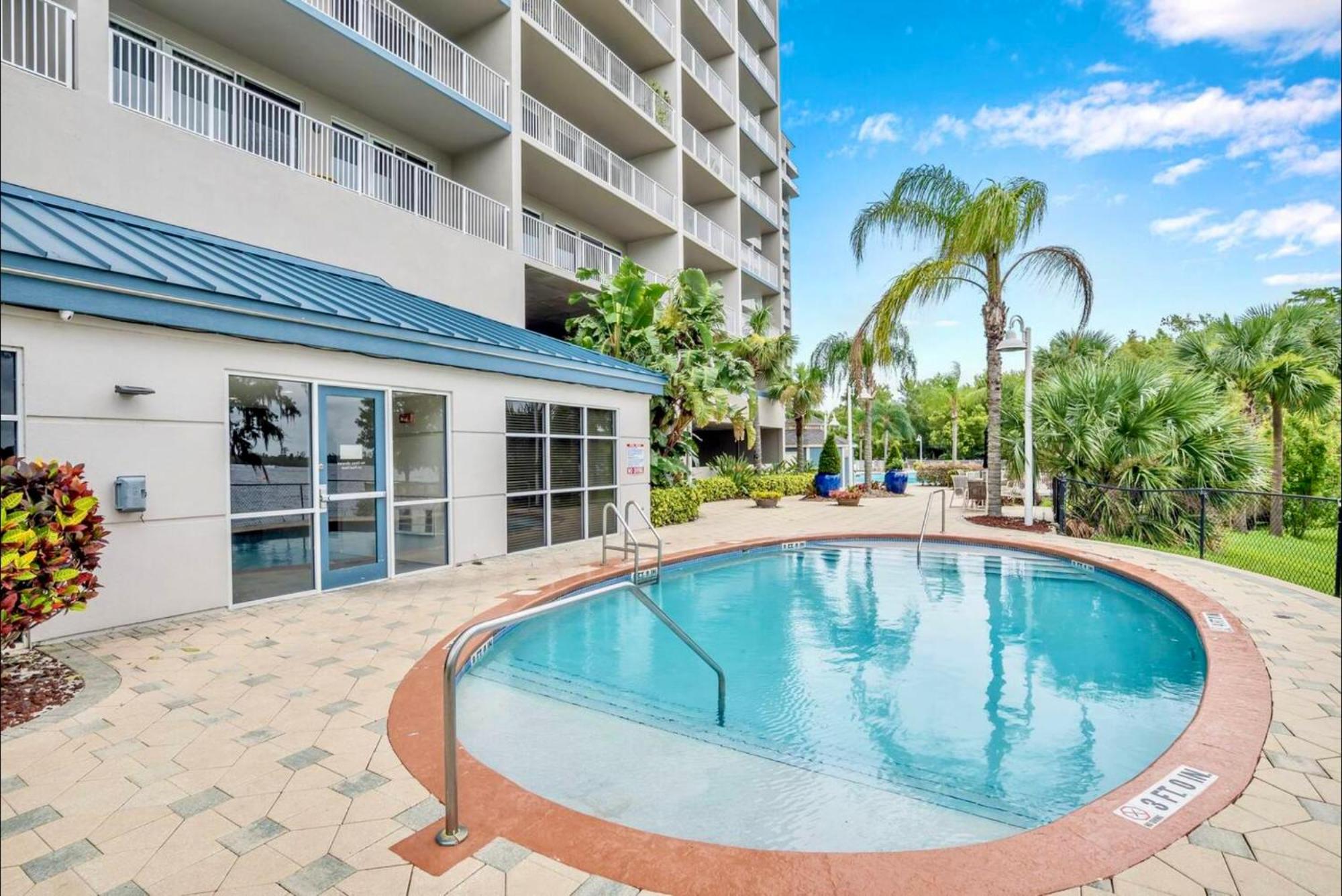 Balcony King Suite - Lake & Pool view