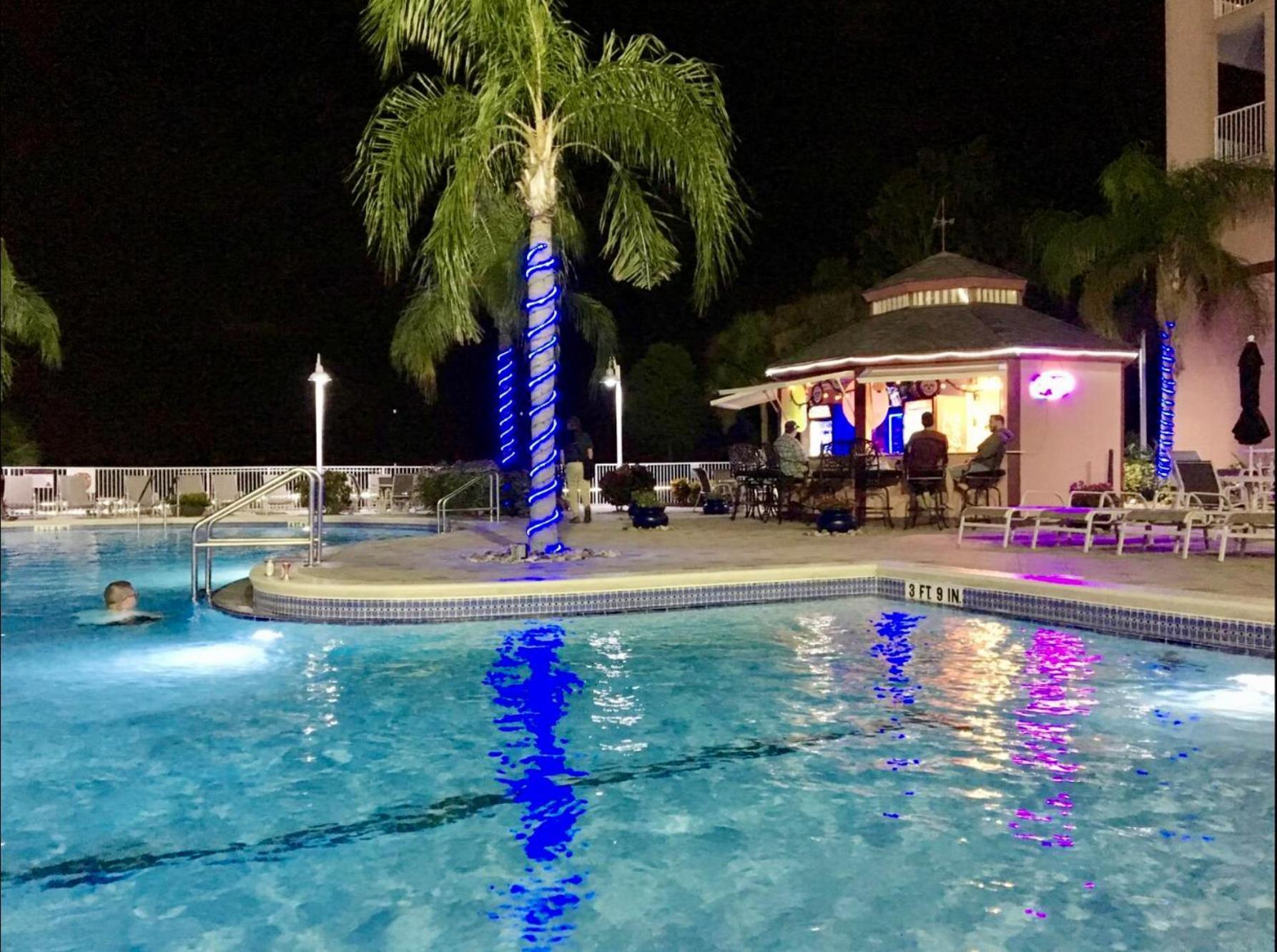 Balcony King Suite - Lake & Pool view