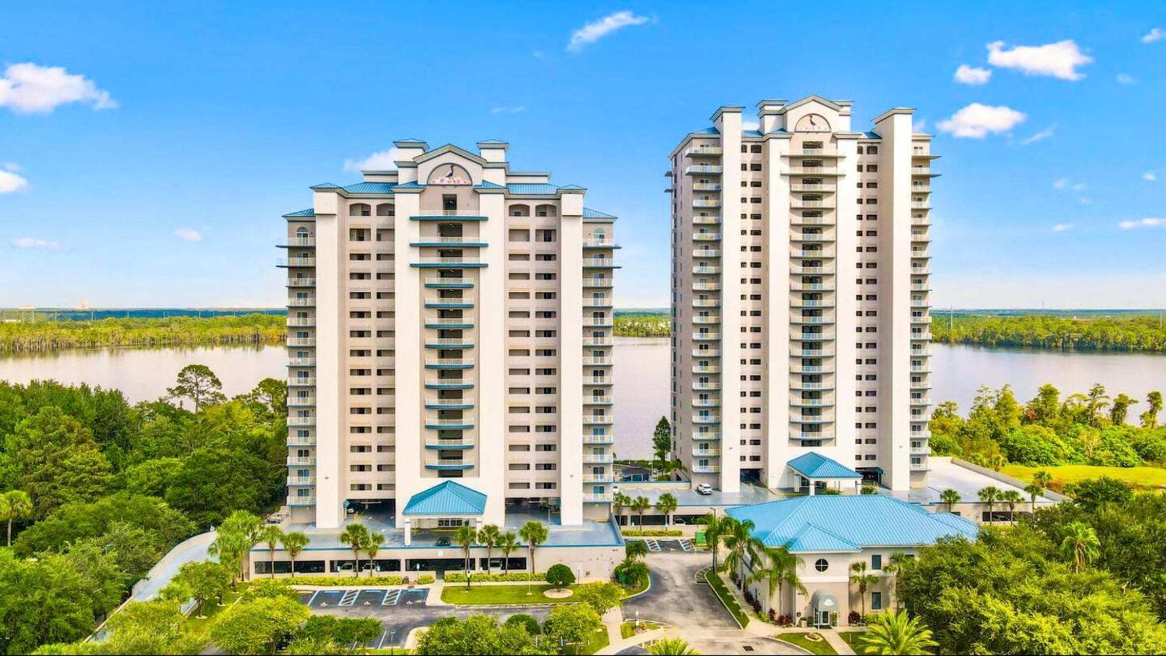 Balcony King Suite - Lake & Pool view