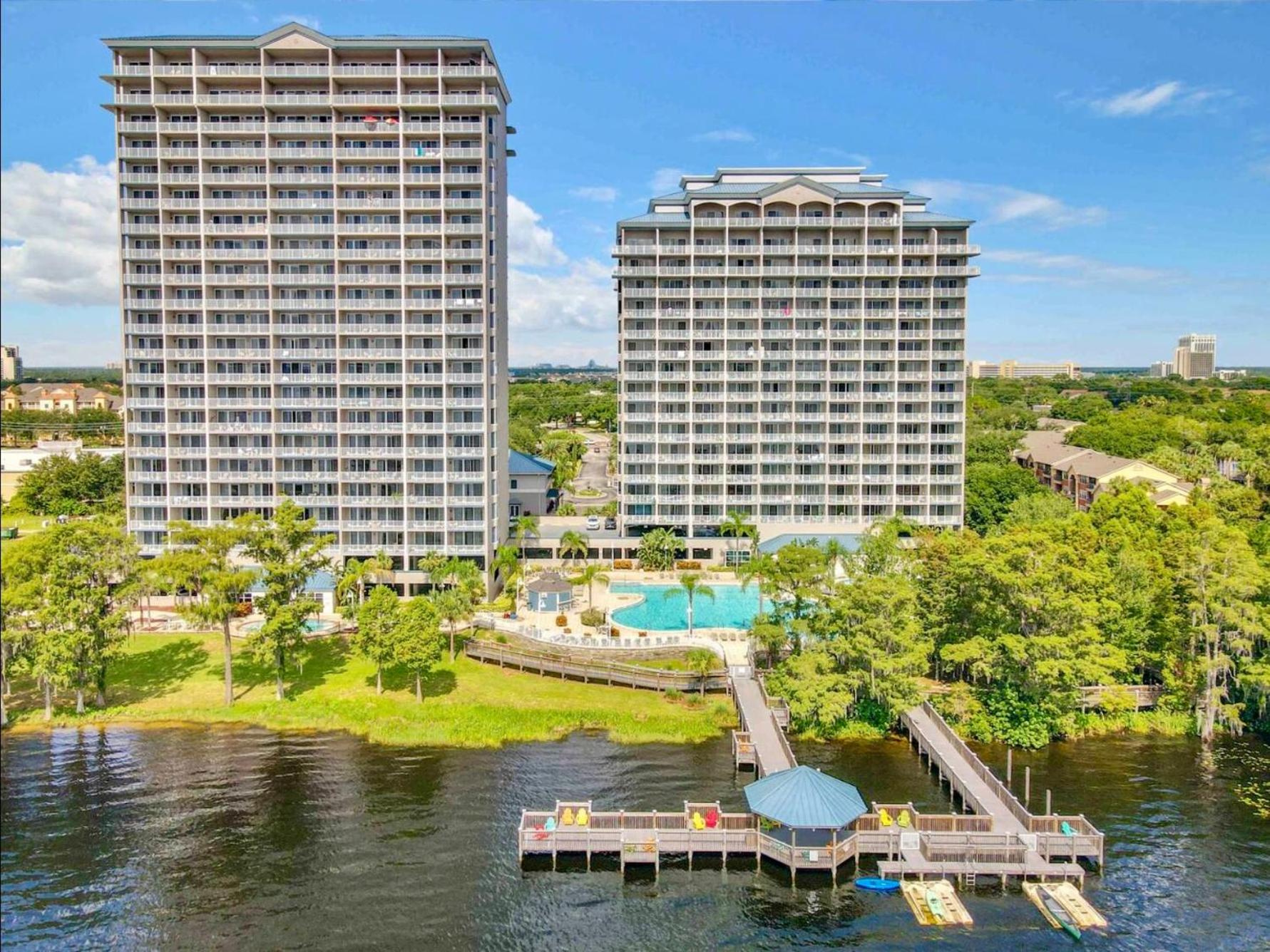 Balcony King Suite - Lake & Pool view