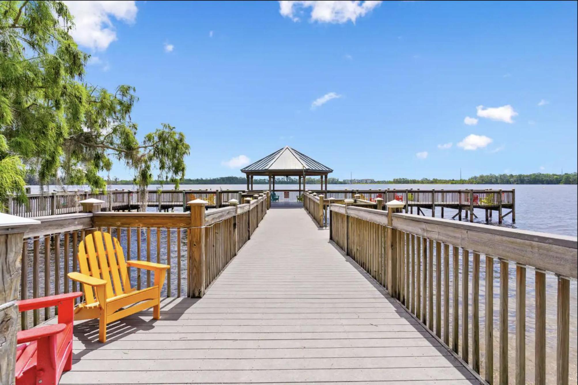 Balcony King Suite - Lake & Pool view