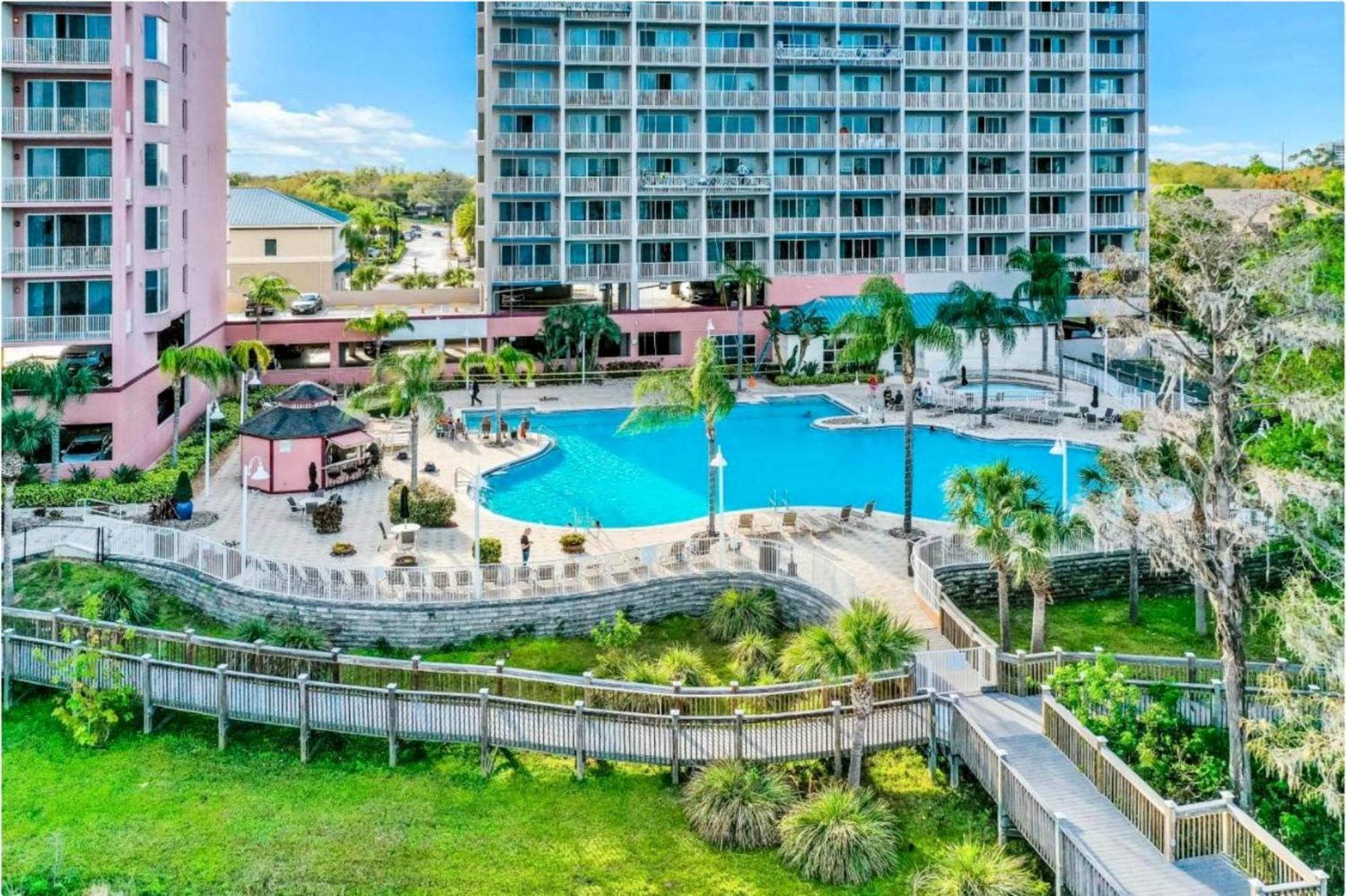 Balcony King Suite - Lake & Pool view