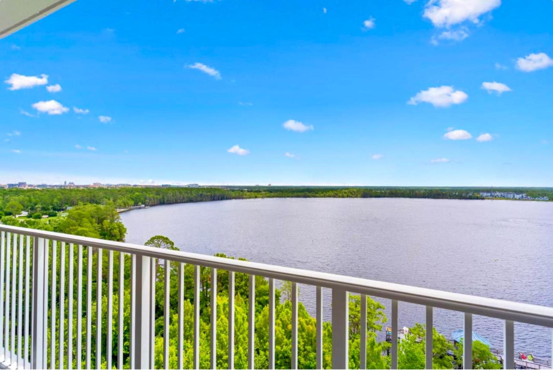 Balcony King Suite - Lake & Pool view