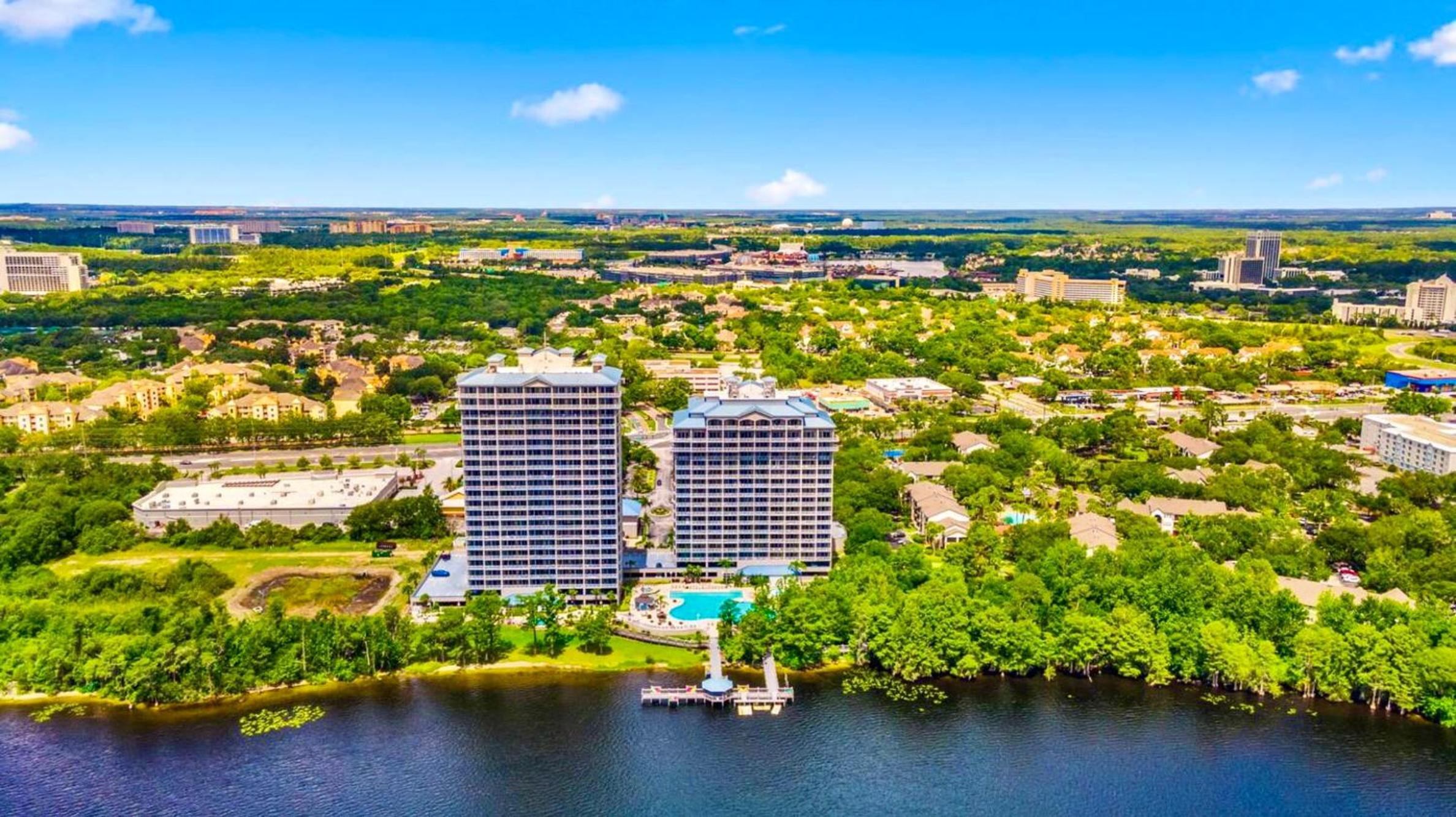 Balcony King Suite - Lake & Pool view
