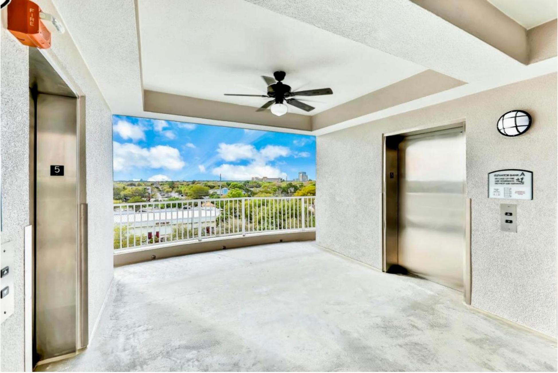 Balcony King Suite - Lake & Pool view