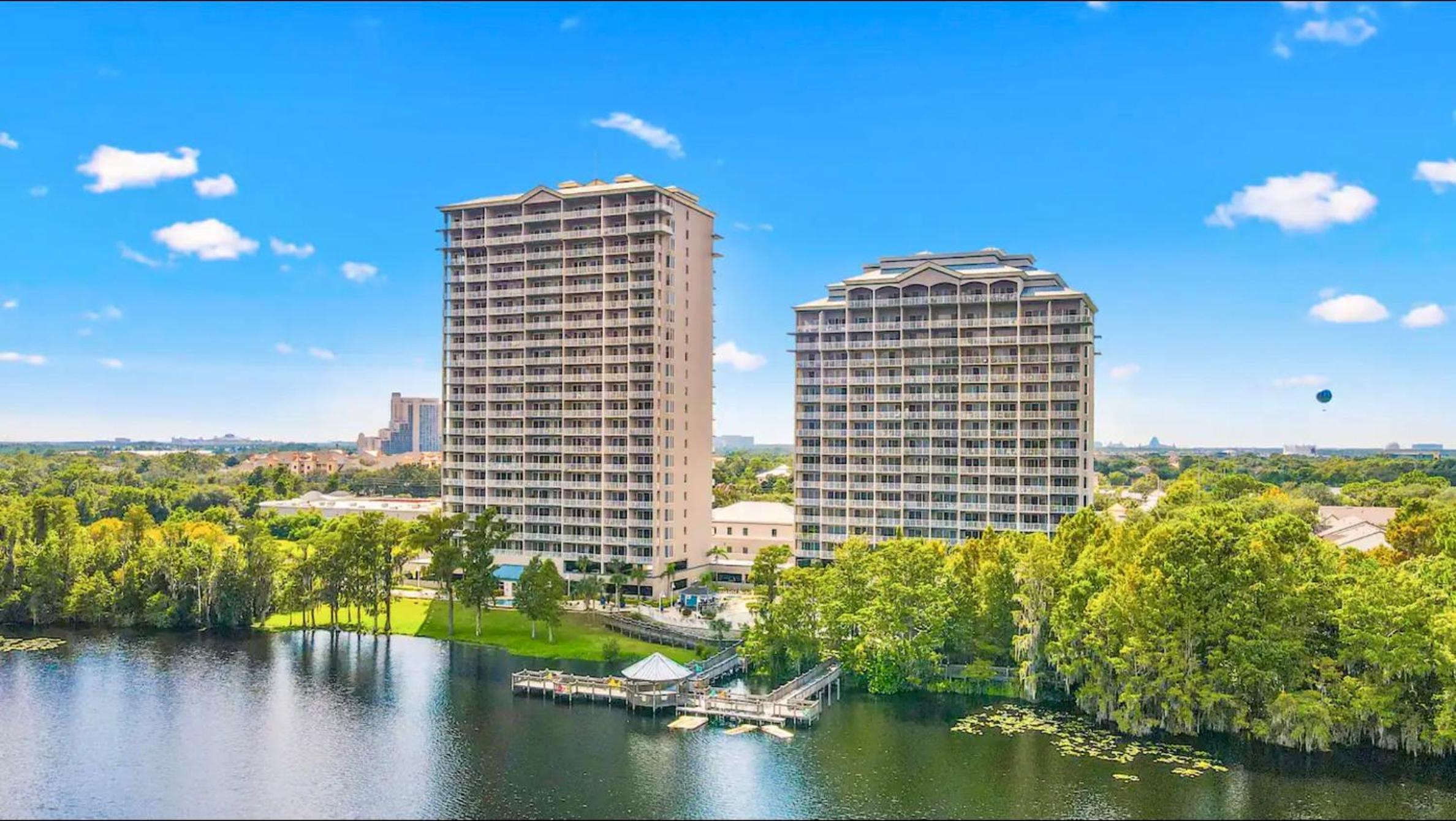 Balcony King Suite - Lake & Pool view