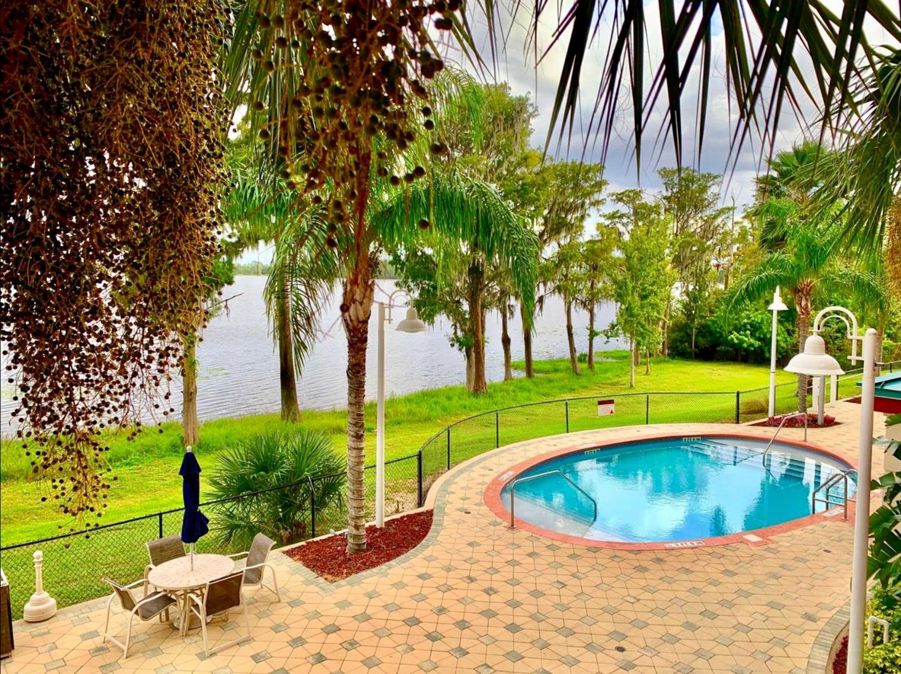 Balcony King Suite - Lake & Pool view