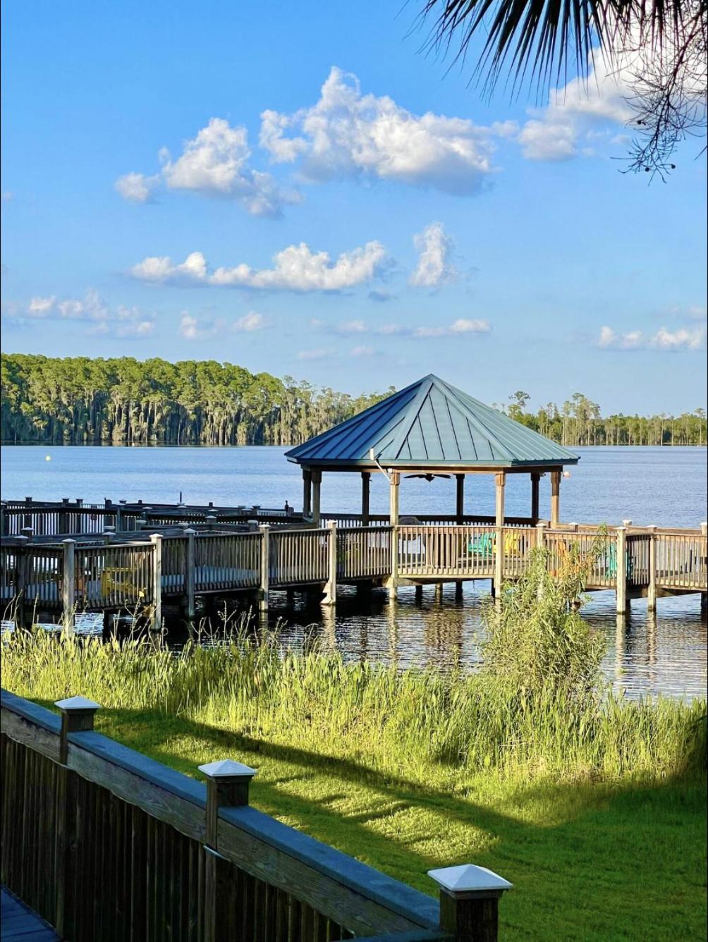 Balcony King Suite - Lake & Pool view