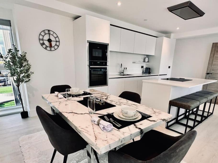 Quiet Clifftop luxury apartment with partial seaviews view 3