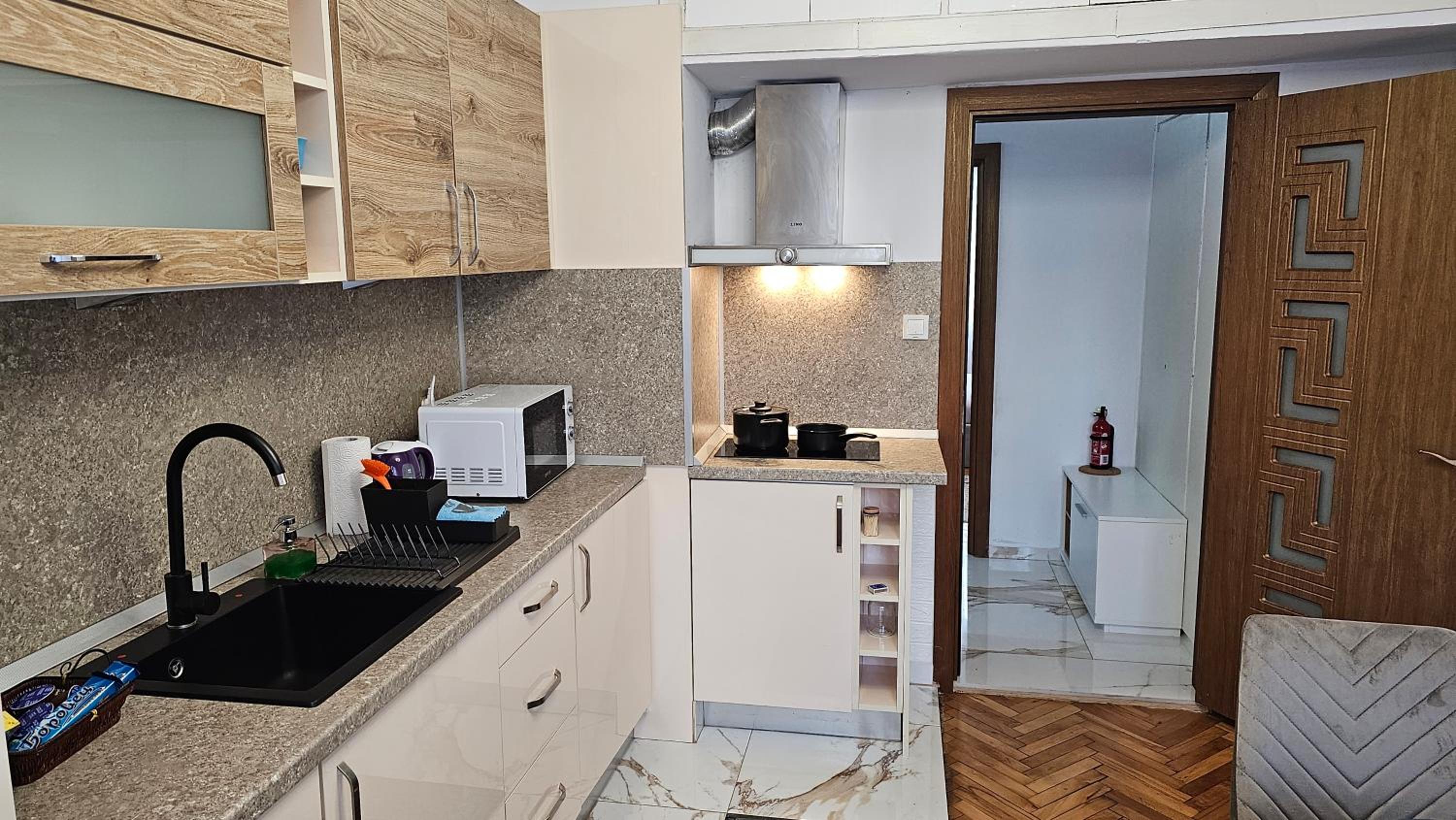 Urban Comfort 1BR near South Park with Balcony