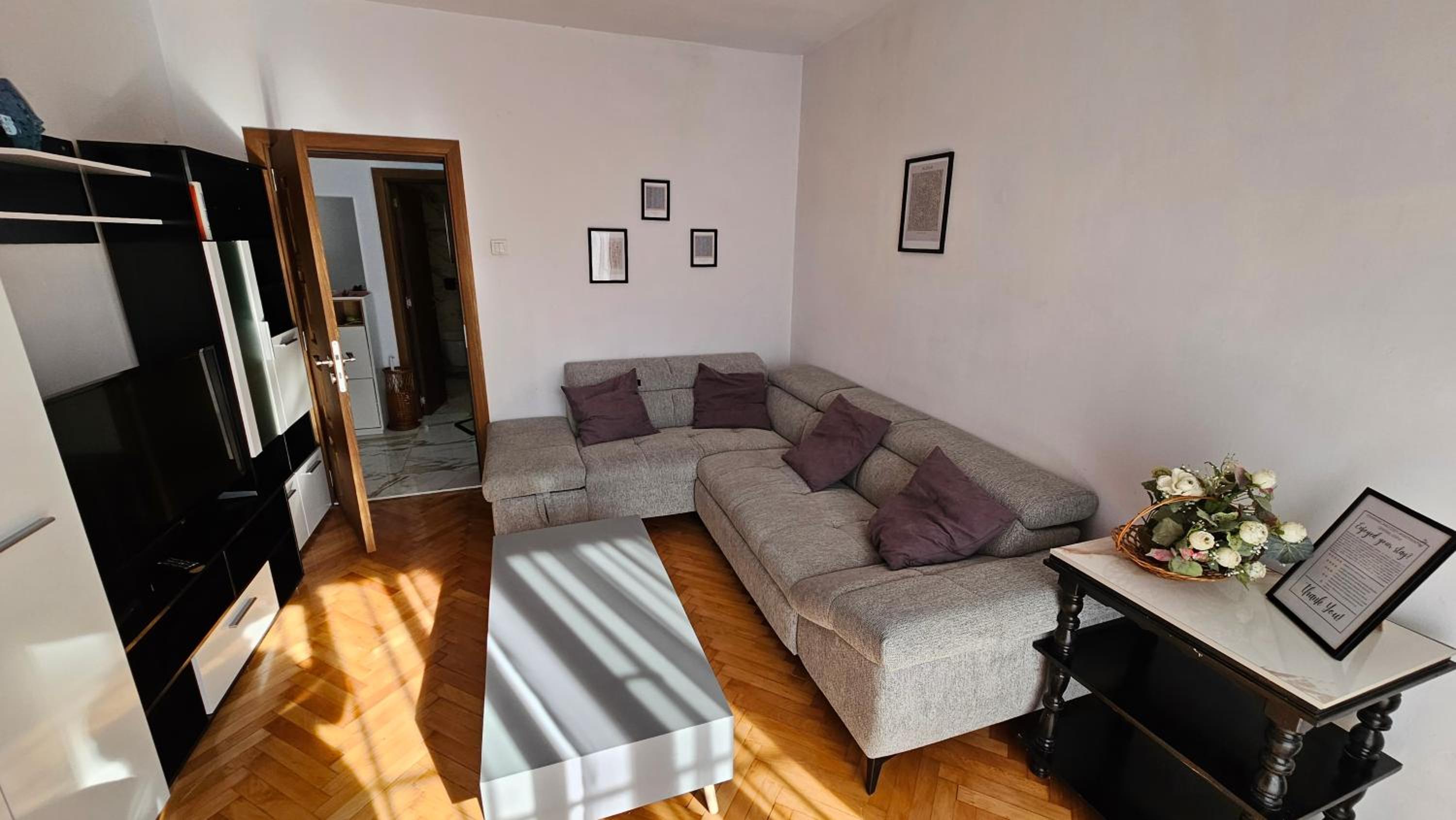 Urban Comfort 1BR near South Park with Balcony