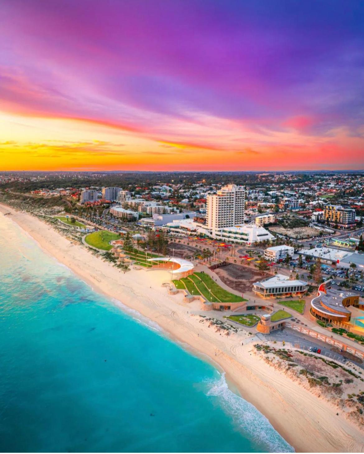 The Scarborough Beach House - Walk to the beach!
