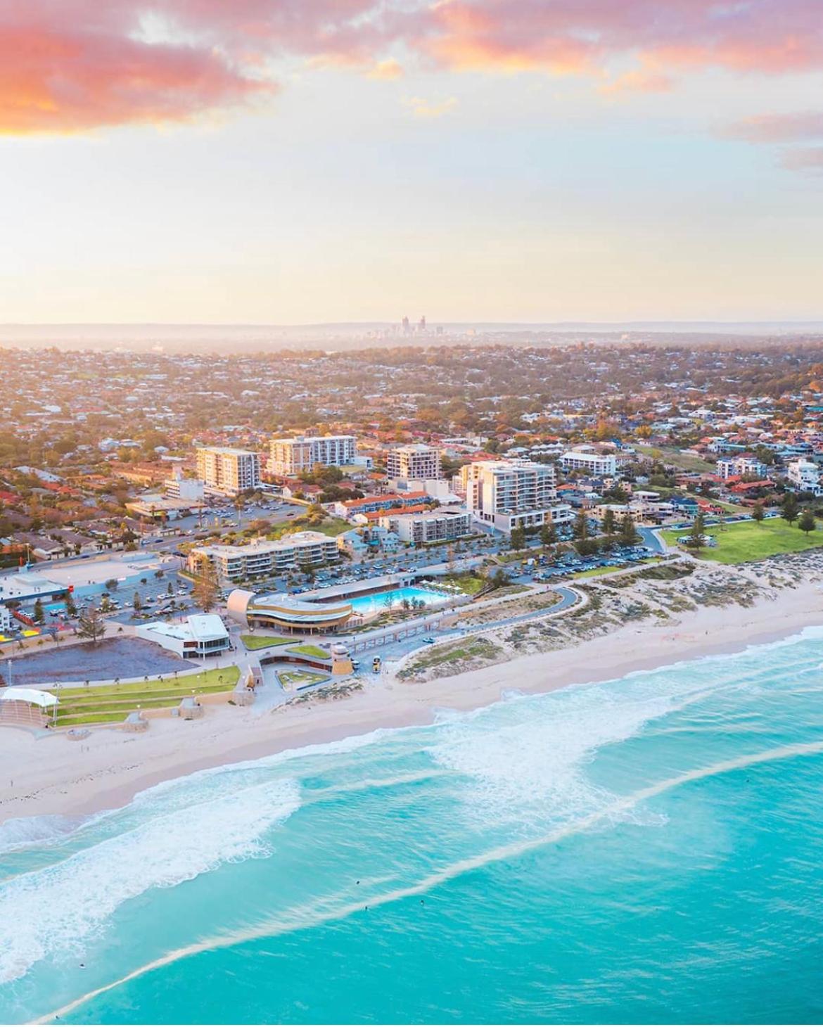 The Scarborough Beach House - Walk to the beach!
