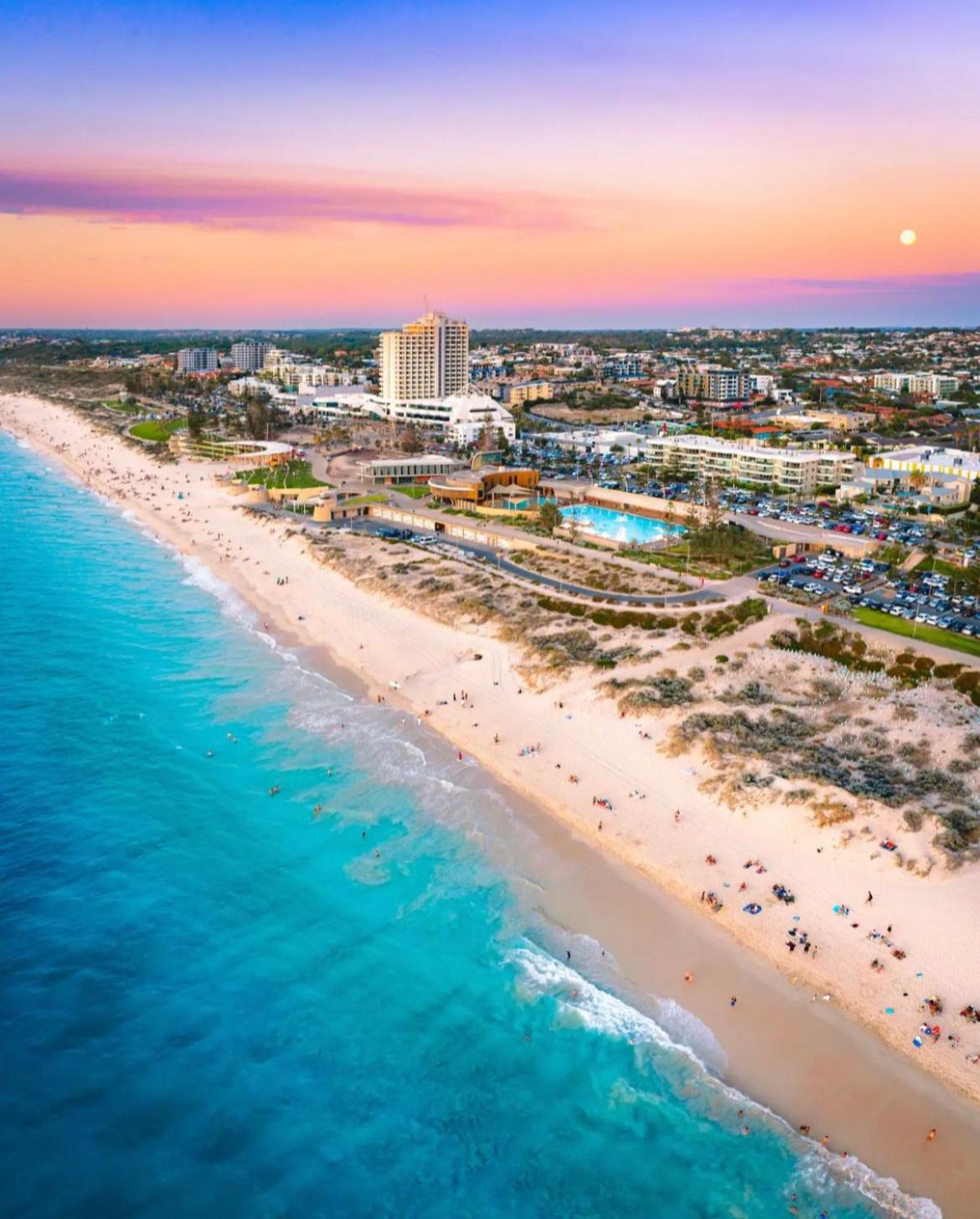 The Scarborough Beach House - Walk to the beach!