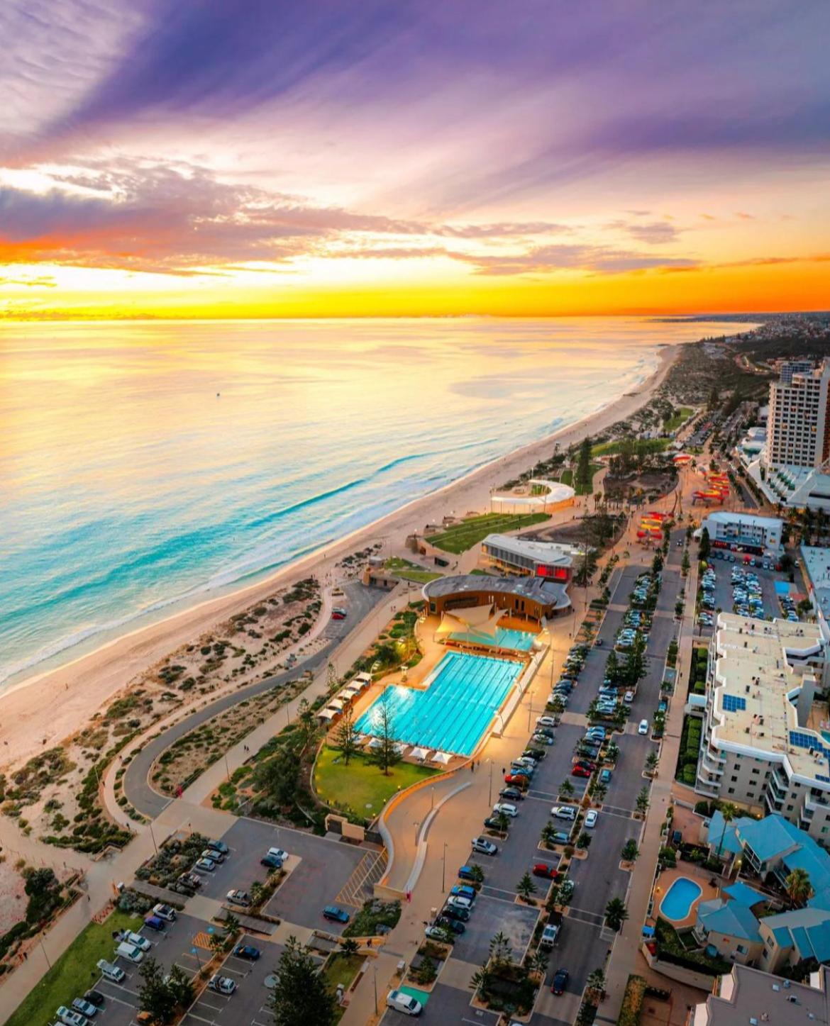 The Scarborough Beach House - Walk to the beach!