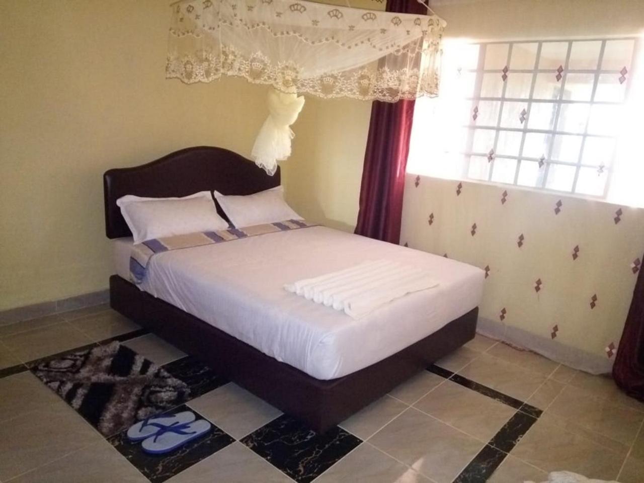 Roma Stays- Modern and stylish Two-bedroom apartment in Busia (near Weighbridge) view 5