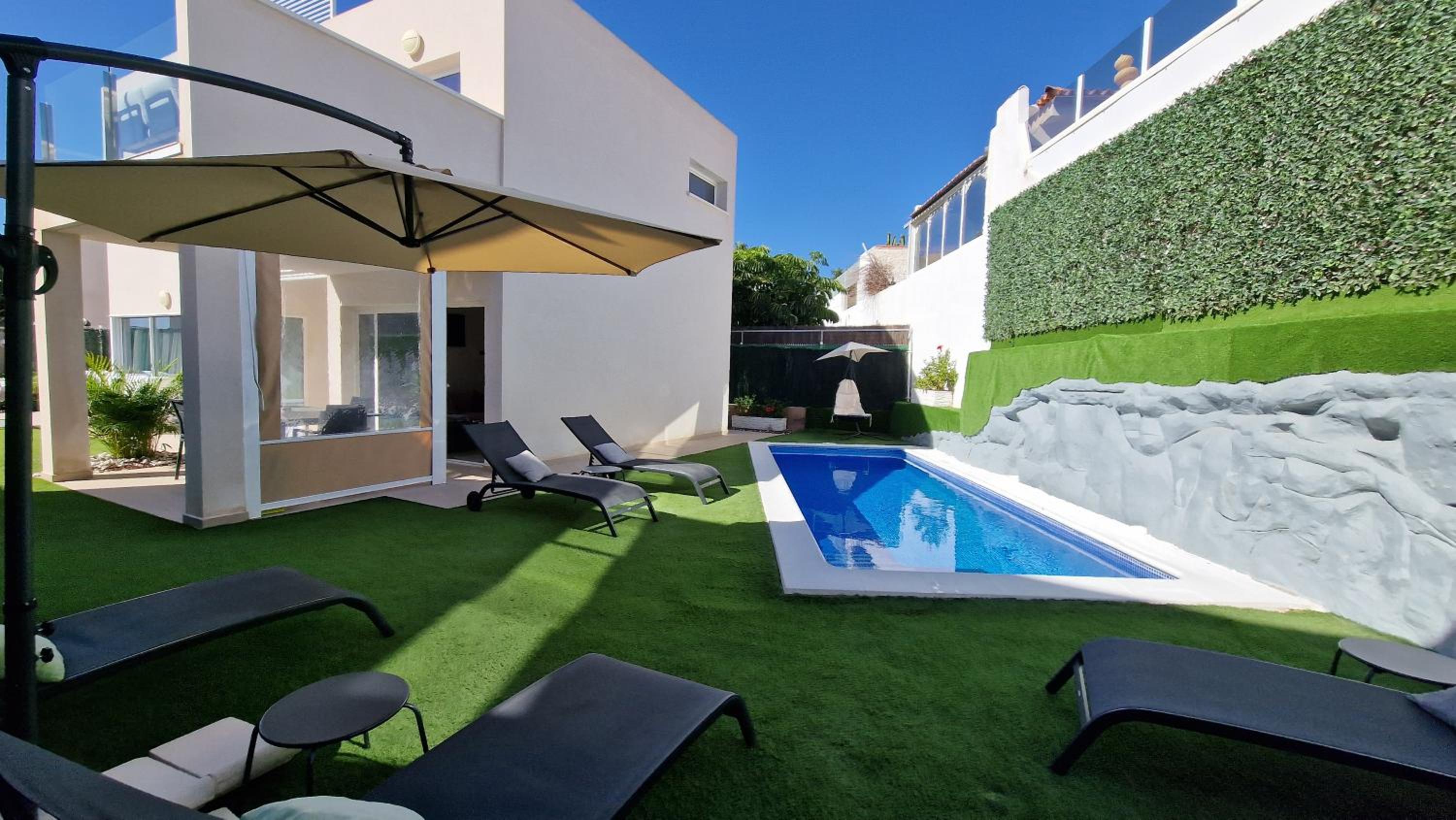 Villa Paraiso-Luxury Villa with Heated Pool