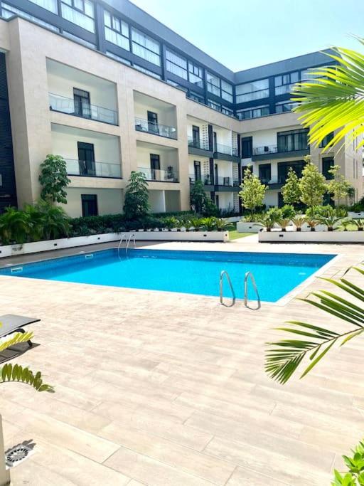Modern studio apt with pool &gym view 3