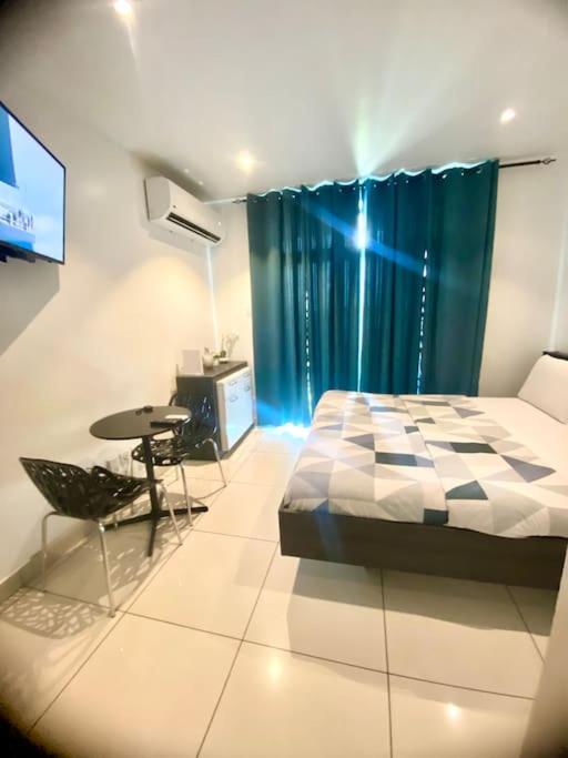 Modern studio apt with pool &gym view 4