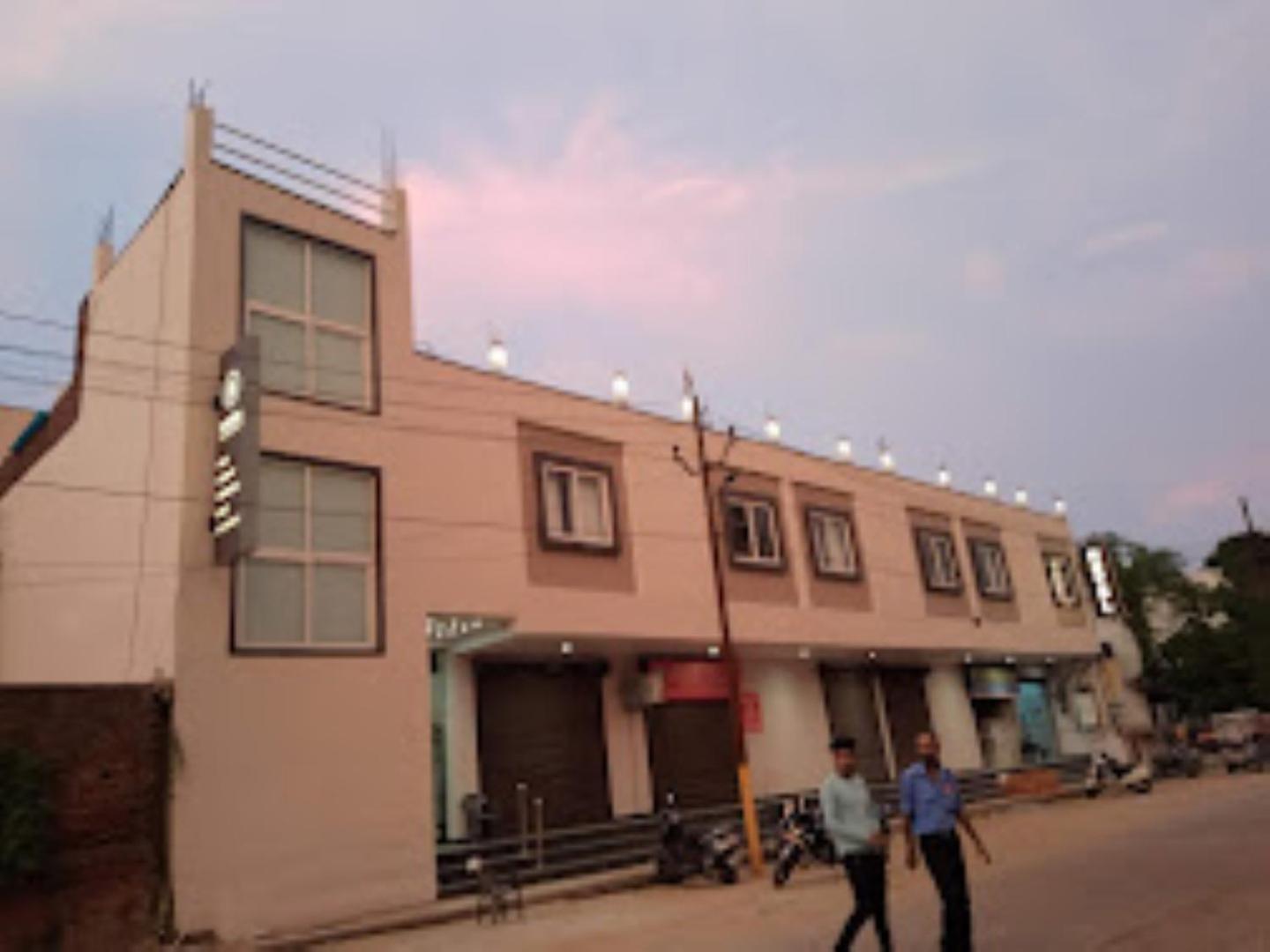 THE IMPERIAL HOTEL AND CONVENTION CENTRE Kanpur view 2