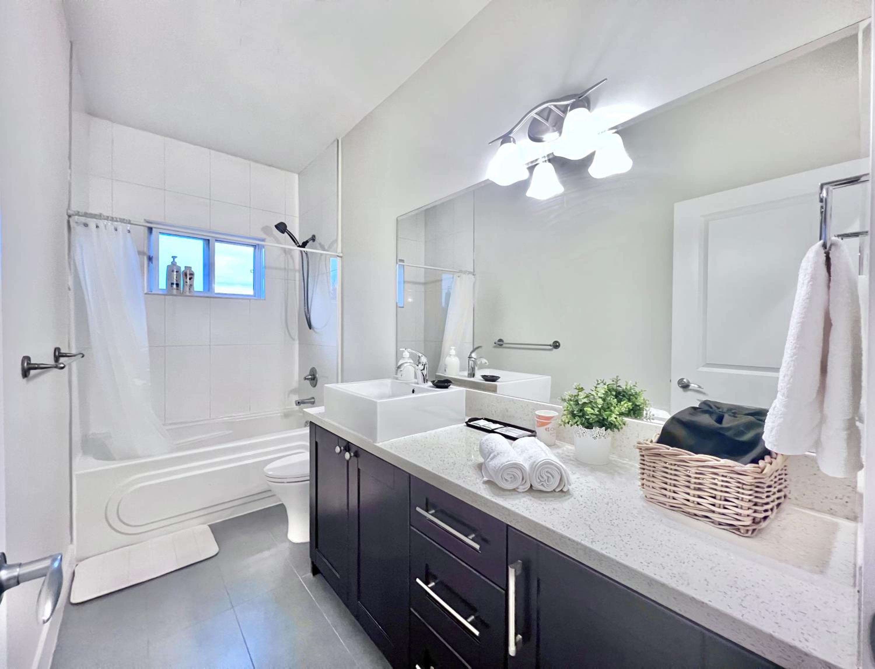 Si & Daniel Home Near YVR Airport & Skytrain Separate Entry Free Parking