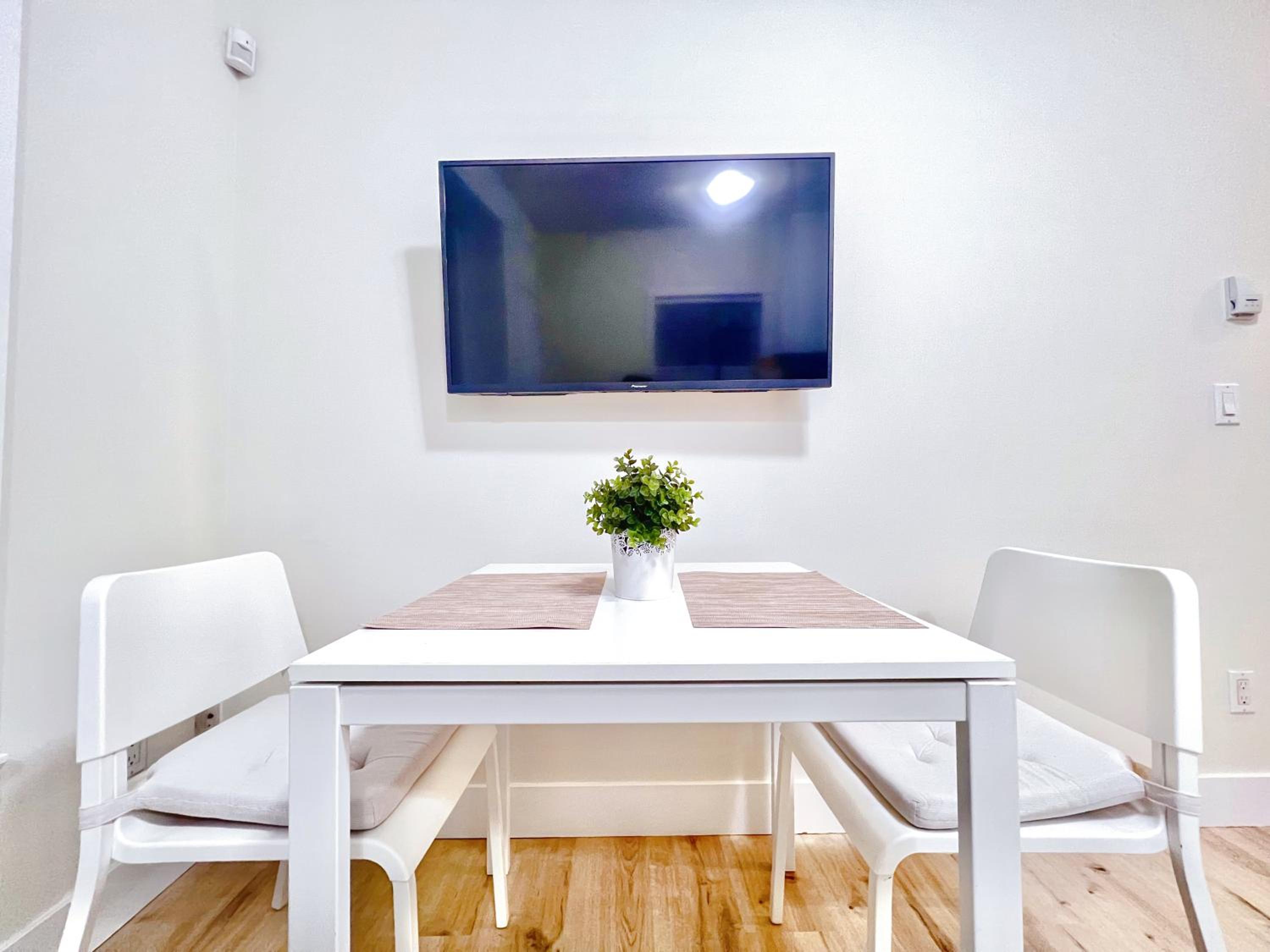 Si & Daniel Home Near YVR Airport & Skytrain Separate Entry Free Parking