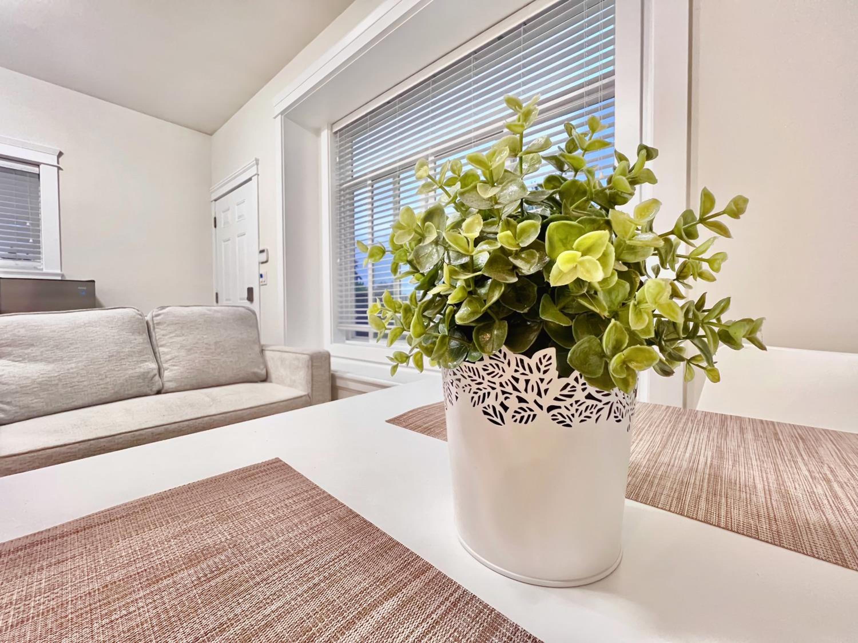 Si & Daniel Home Near YVR Airport & Skytrain Separate Entry Free Parking