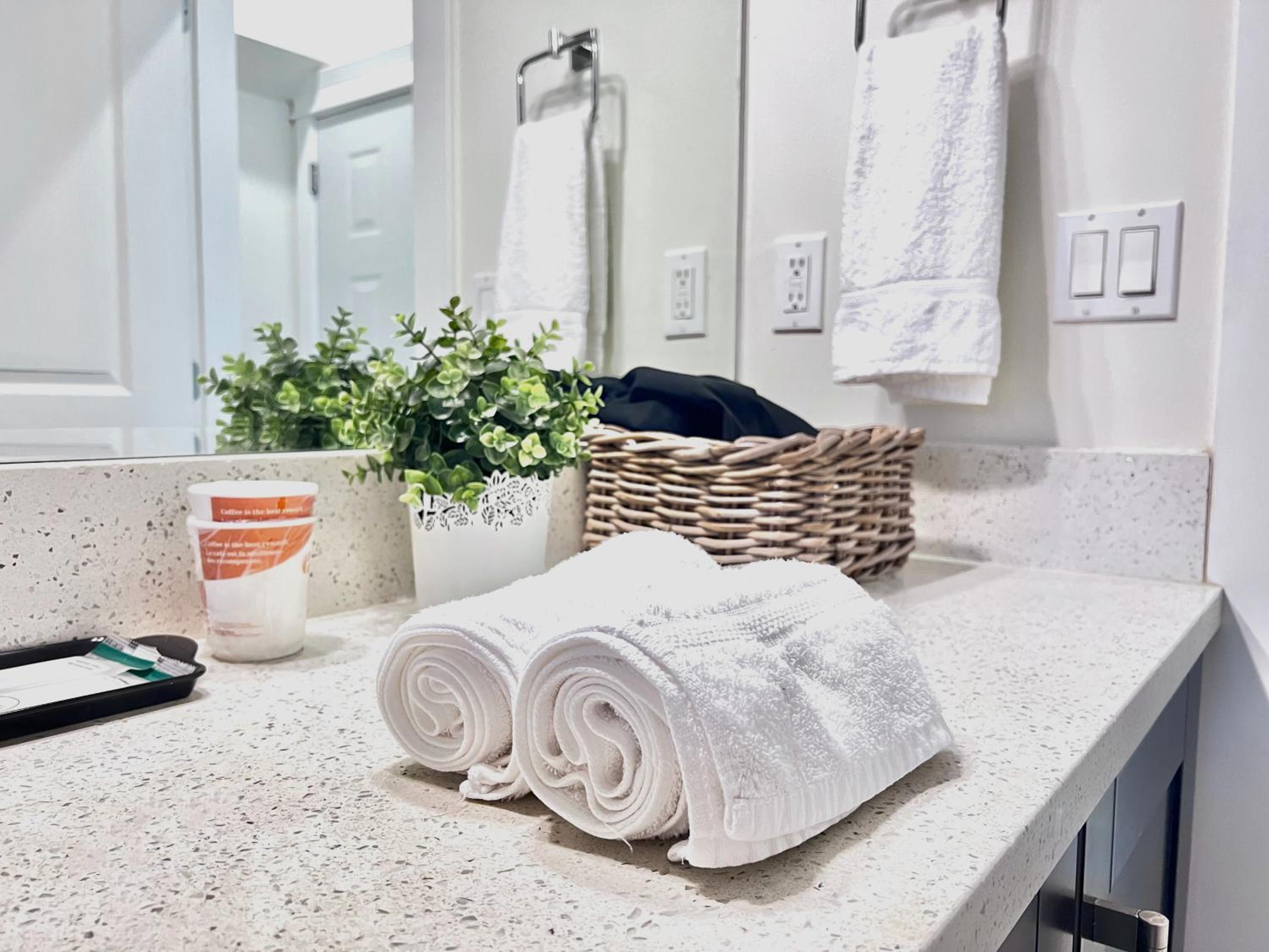 Si & Daniel Home Near YVR Airport & Skytrain Separate Entry Free Parking