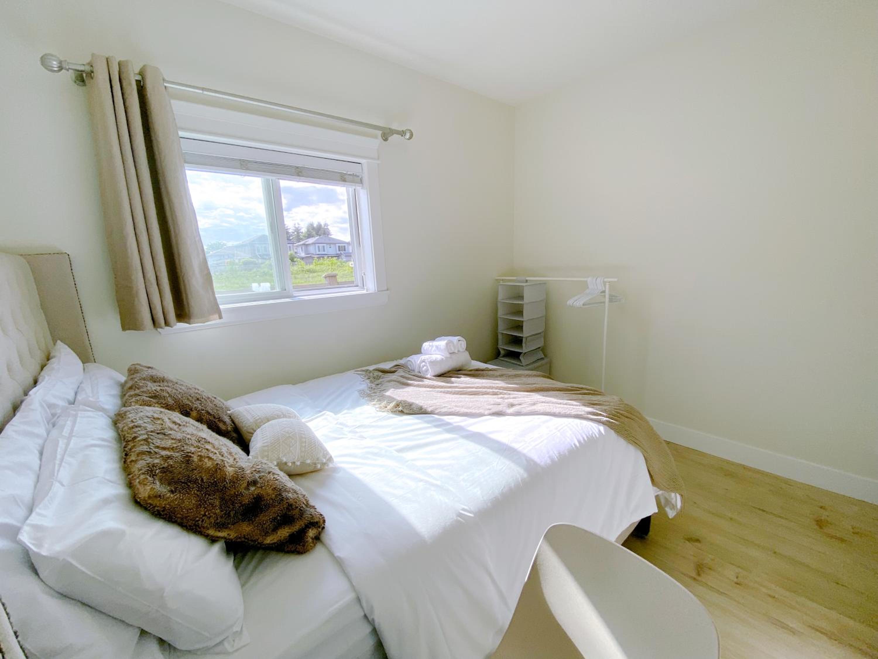Si & Daniel Home Near YVR Airport & Skytrain Separate Entry Free Parking