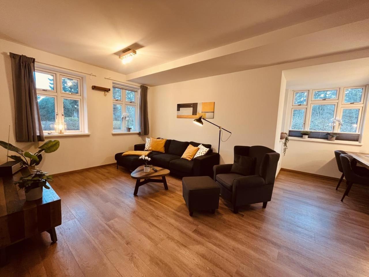 Friesia Urlaub unterm Reetdach fuer 4 Pers Terrasse Garten 2 SZ