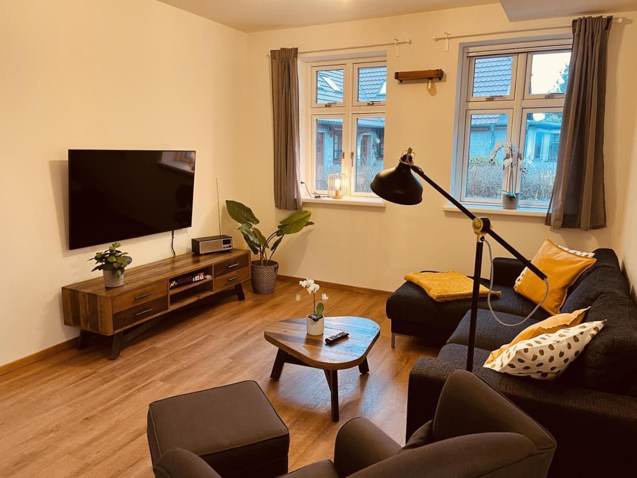 Friesia Urlaub unterm Reetdach fuer 4 Pers Terrasse Garten 2 SZ
