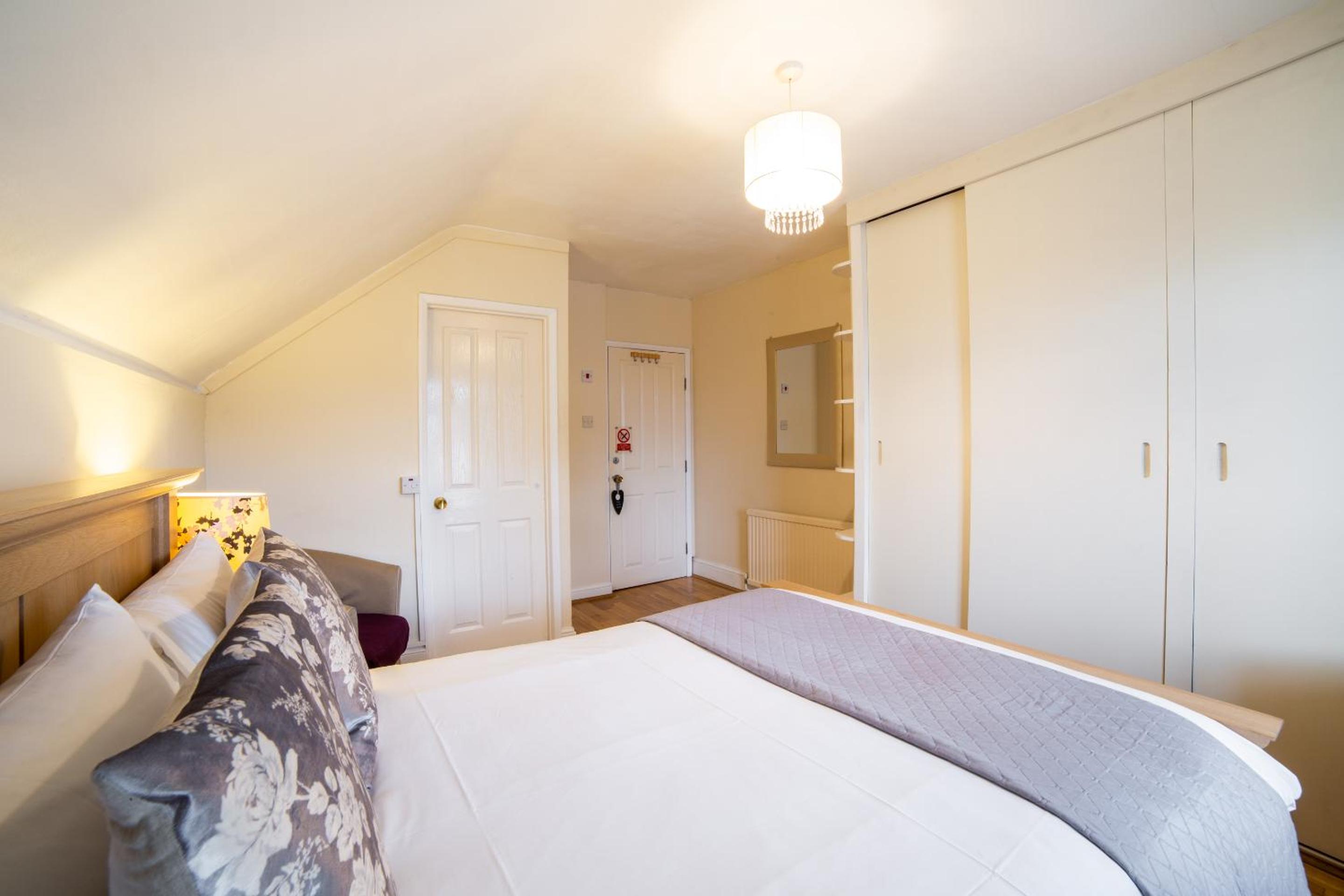 Oxford Vacations - OYO Lina Guest House - Property Image 6