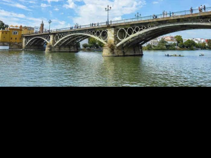 Junto a la Calle Betis: El corazón de Triana view 2