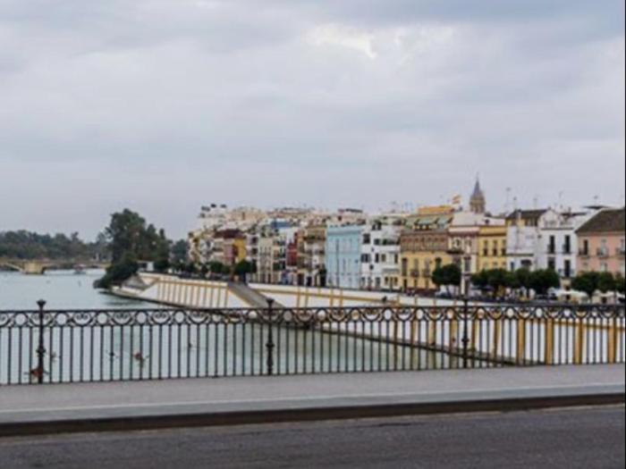 Junto a la Calle Betis: El corazón de Triana view 3