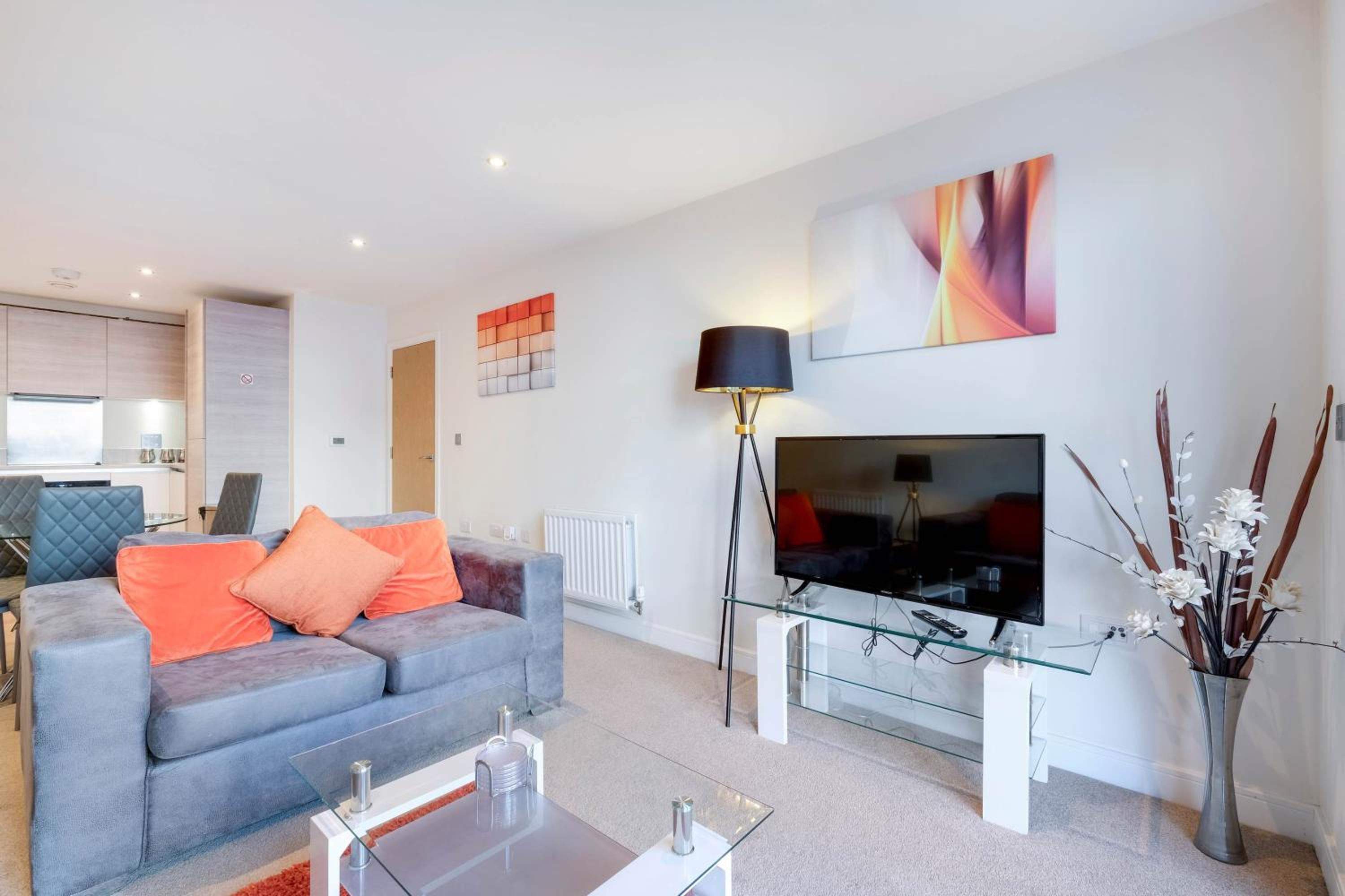 Alder House Serviced Apartment Maidenhead by 360stays view 5