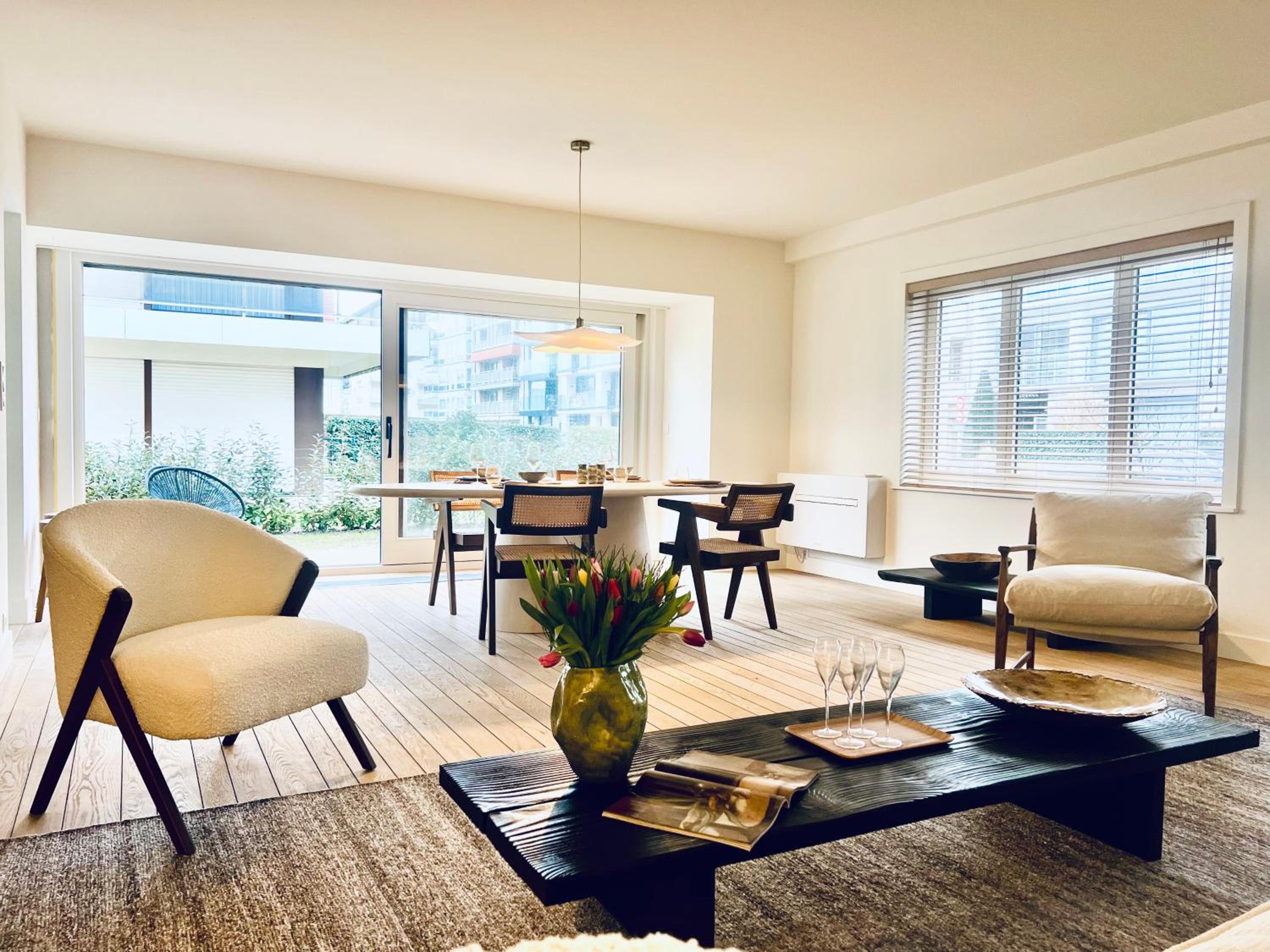 Gelijkvloers appartement met prive parking