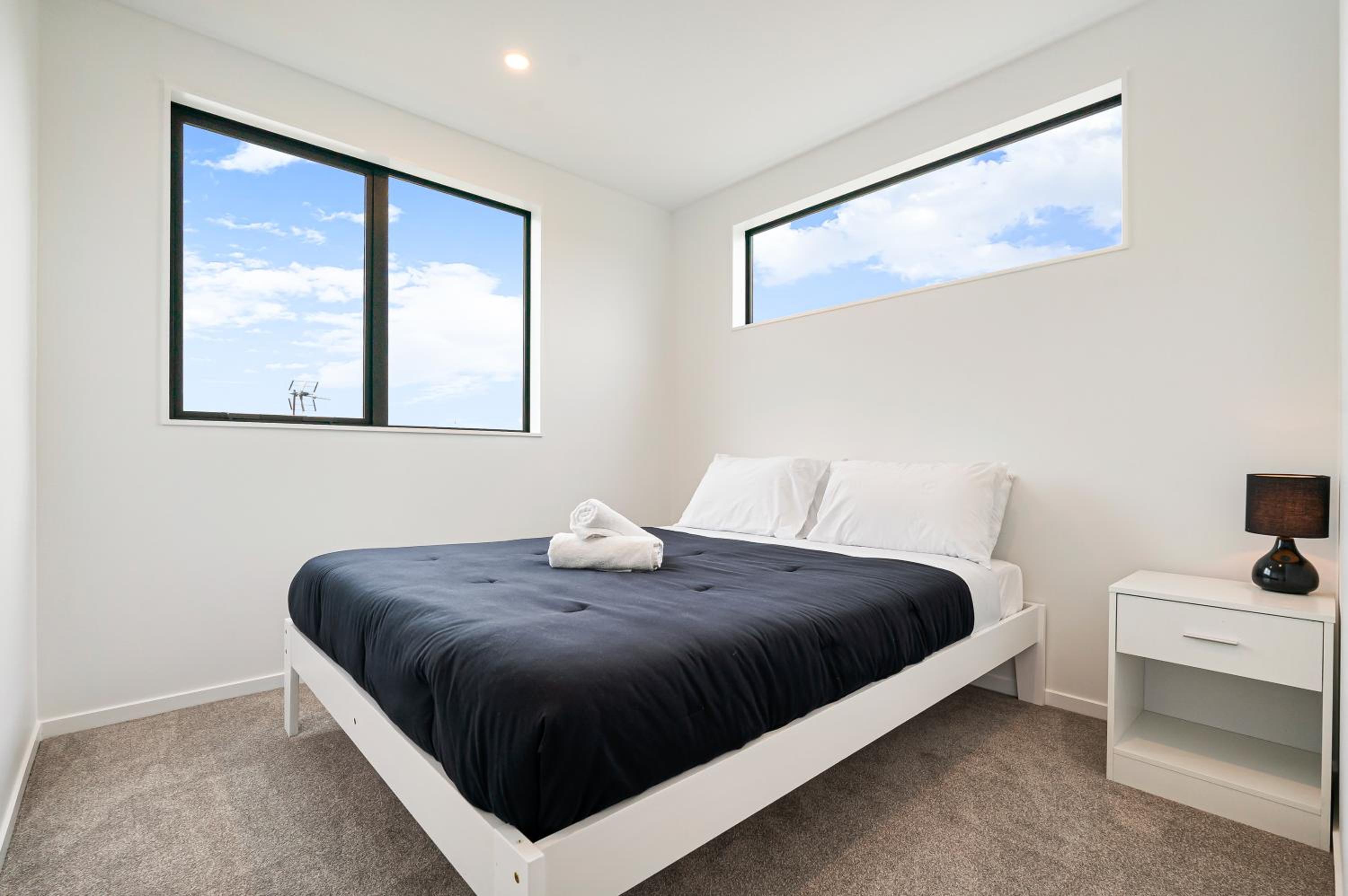 Te Atatu Cozy Brand New House 4 view 4