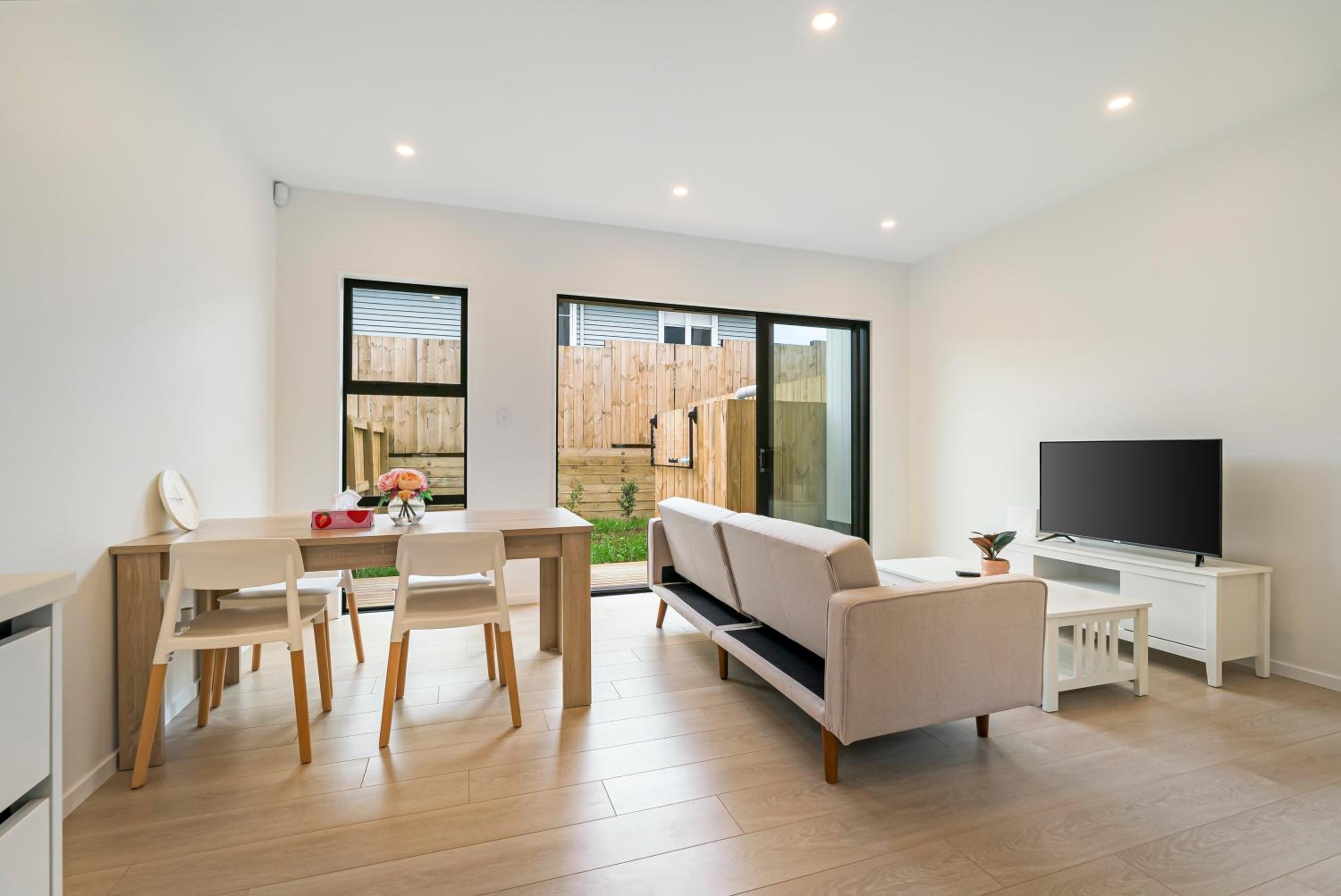 Te Atatu Cozy Brand New House 4 view 3