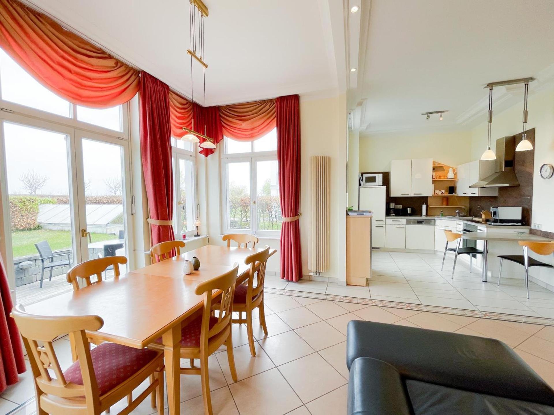 Luxus-Fewo in Bestlage: wohnungseigene Sauna, zwei Bäder, großzügige Terrasse, Lift, Tiefgaragenstellplatz