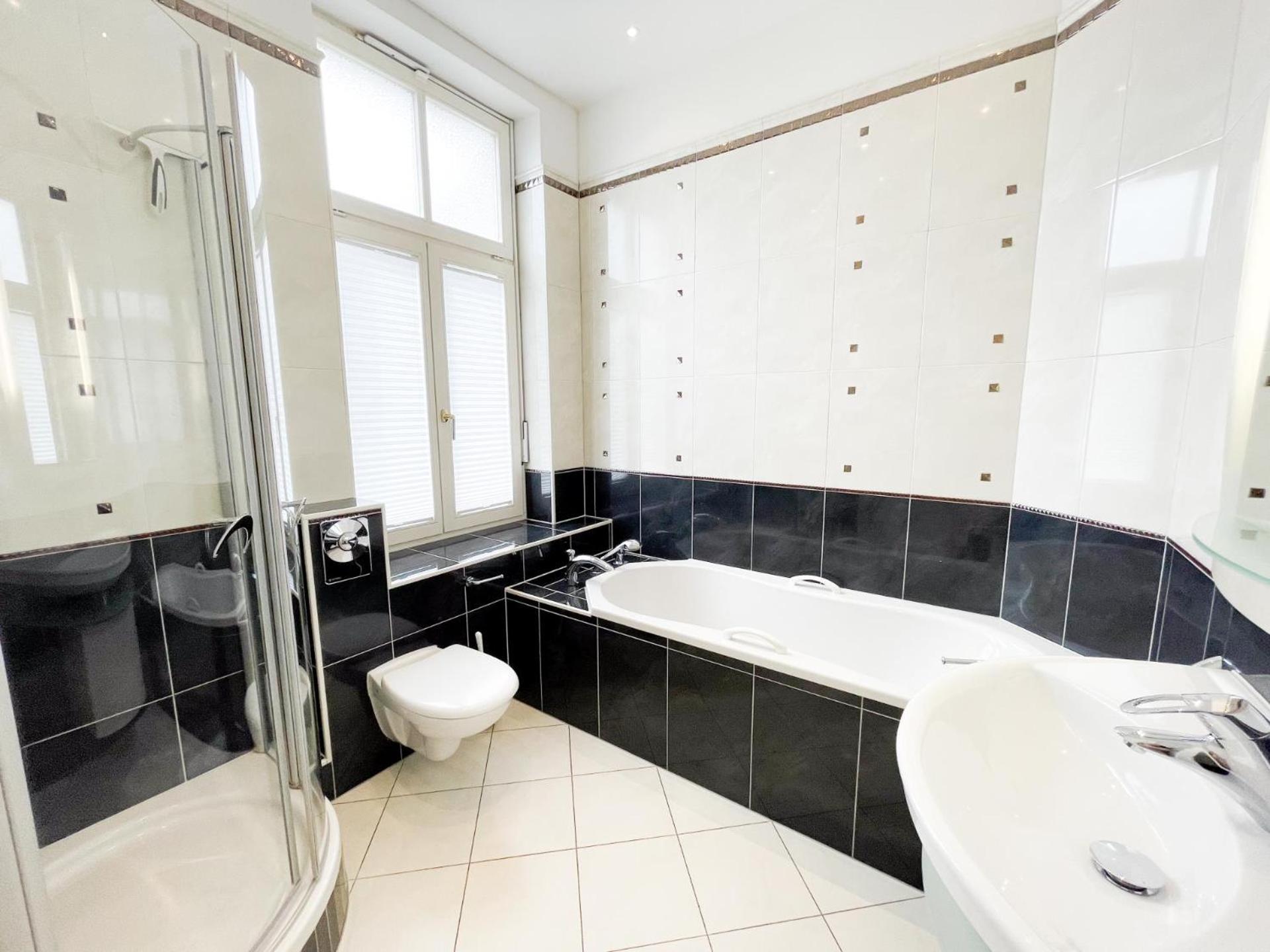 Luxus-Fewo in Bestlage: wohnungseigene Sauna, zwei Bäder, großzügige Terrasse, Lift, Tiefgaragenstellplatz